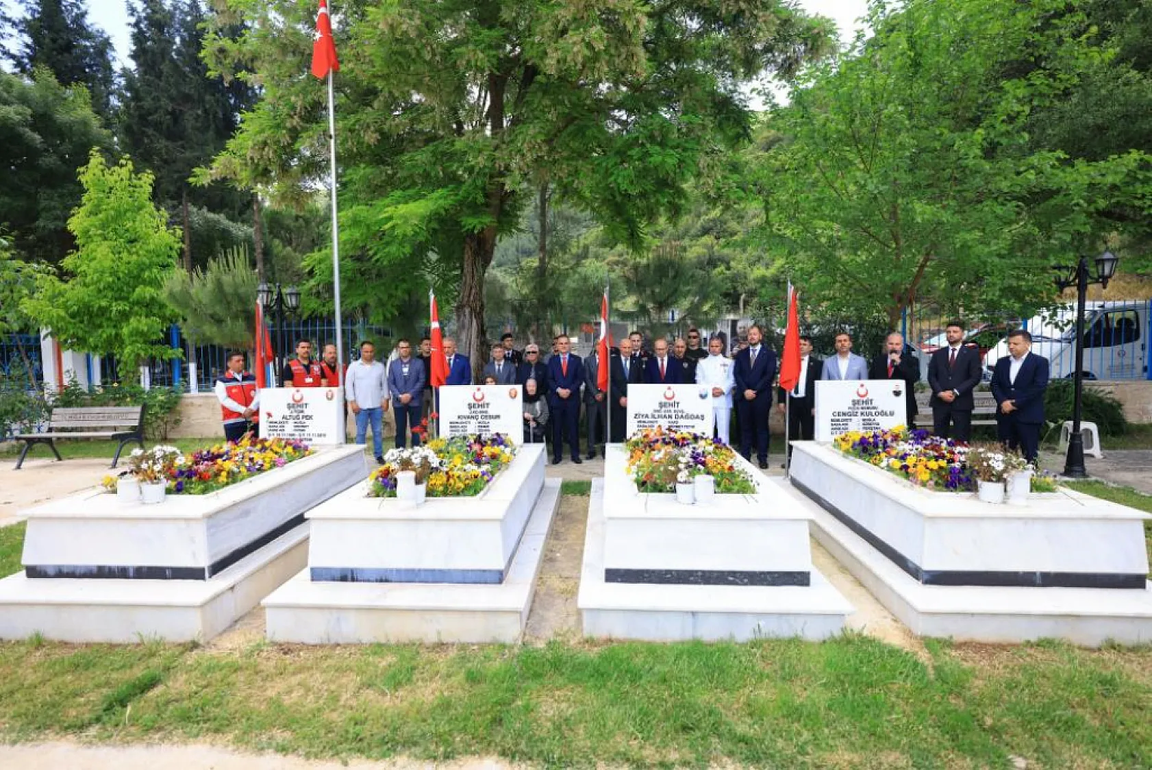 Vali Akbıyık, Kurban Bayramı nedeniyle şehitliği ziyaret etti