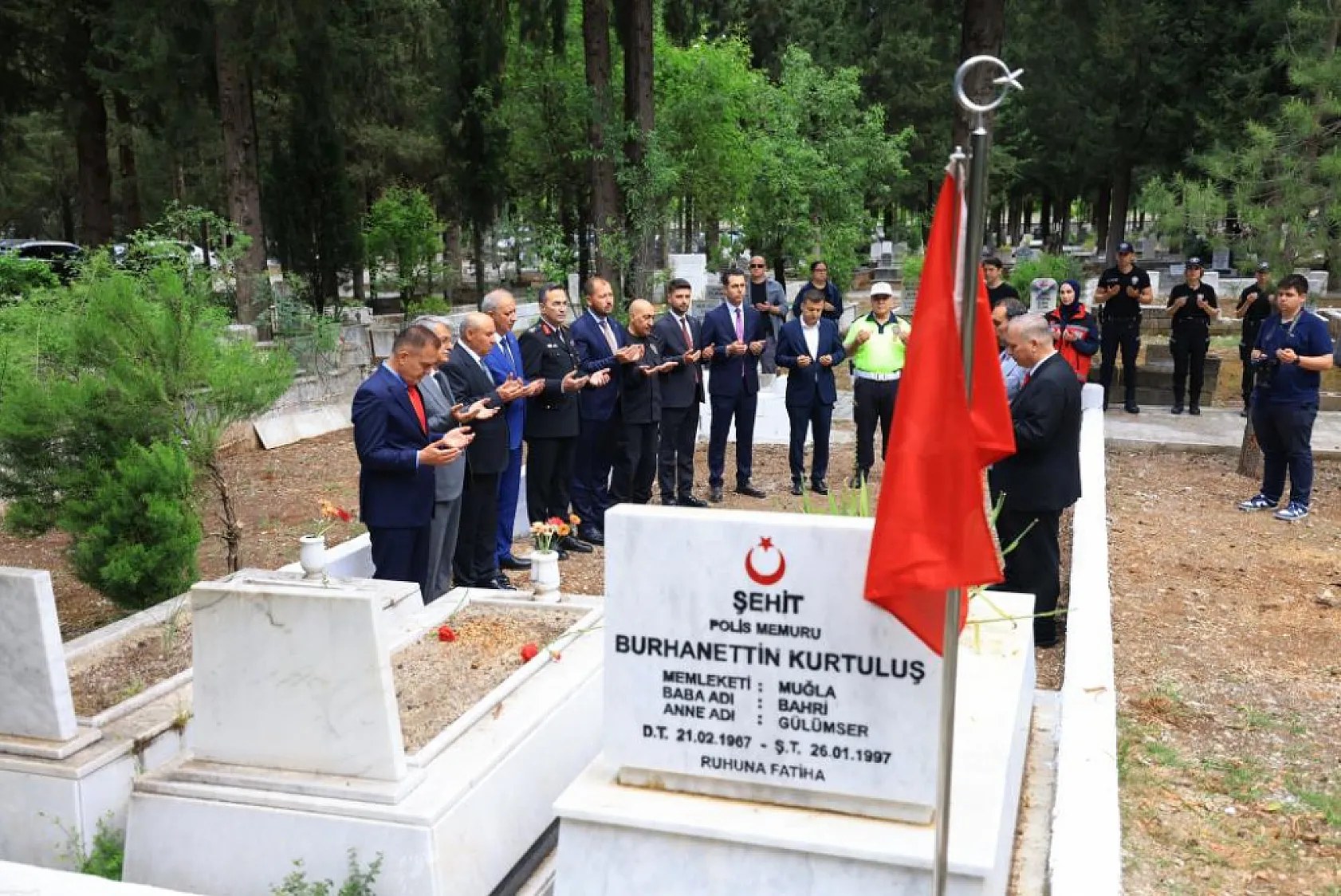 Vali Akbıyık, Kurban Bayramı nedeniyle şehitliği ziyaret etti