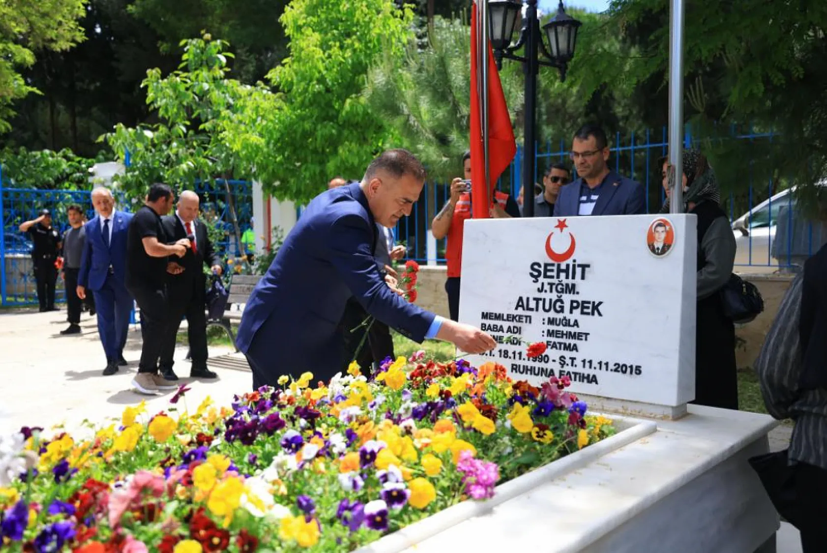 Vali Akbıyık, Kurban Bayramı nedeniyle şehitliği ziyaret etti