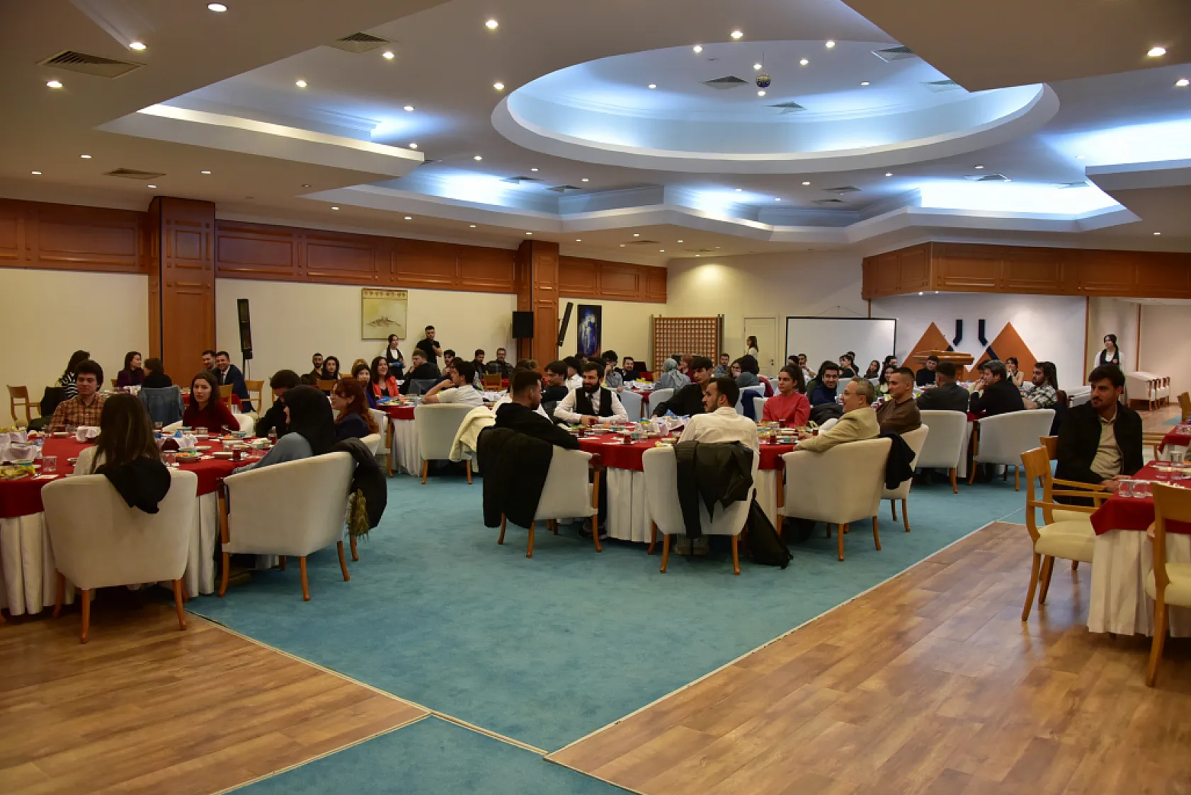 MSKÜ Rektörü öğrencilerle iftarda buluştu