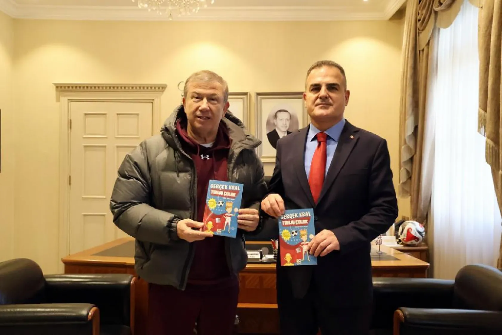 Futbolun efsane ismi Vali Akbıyık'a 'Gerçek Kral Tanju Çolak' kitabını hediye etti