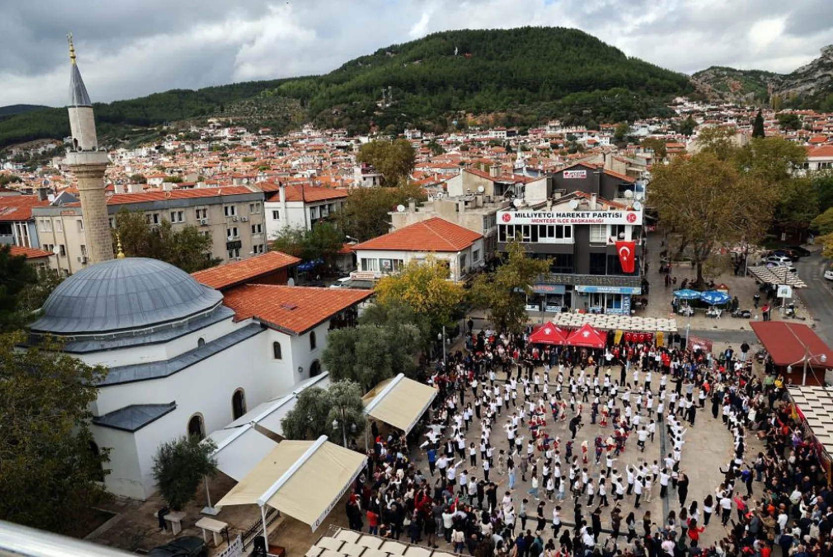 MTK Koleji'nden 'Adım Adım Cumhuriyet' Zeybek gösterisi