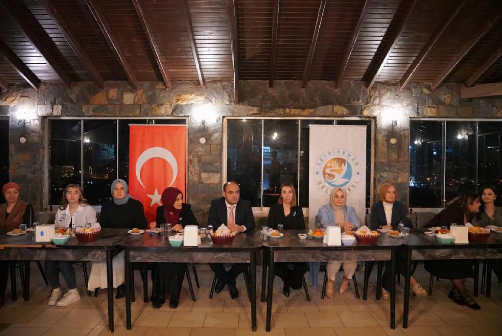 Başkan Akdenizli, Kadın Esnaflarla Bir Araya Geldi
