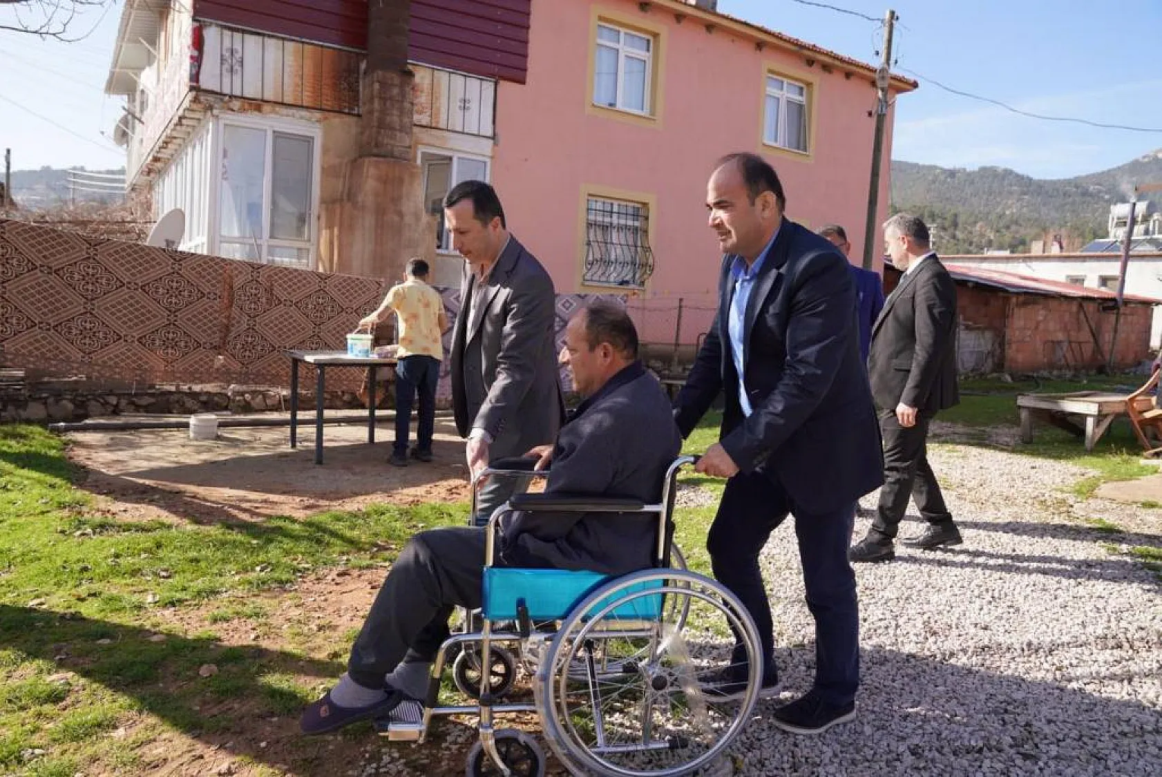 Başkan Akdenizli'den Engelliler Gününde Anlamlı Davranış