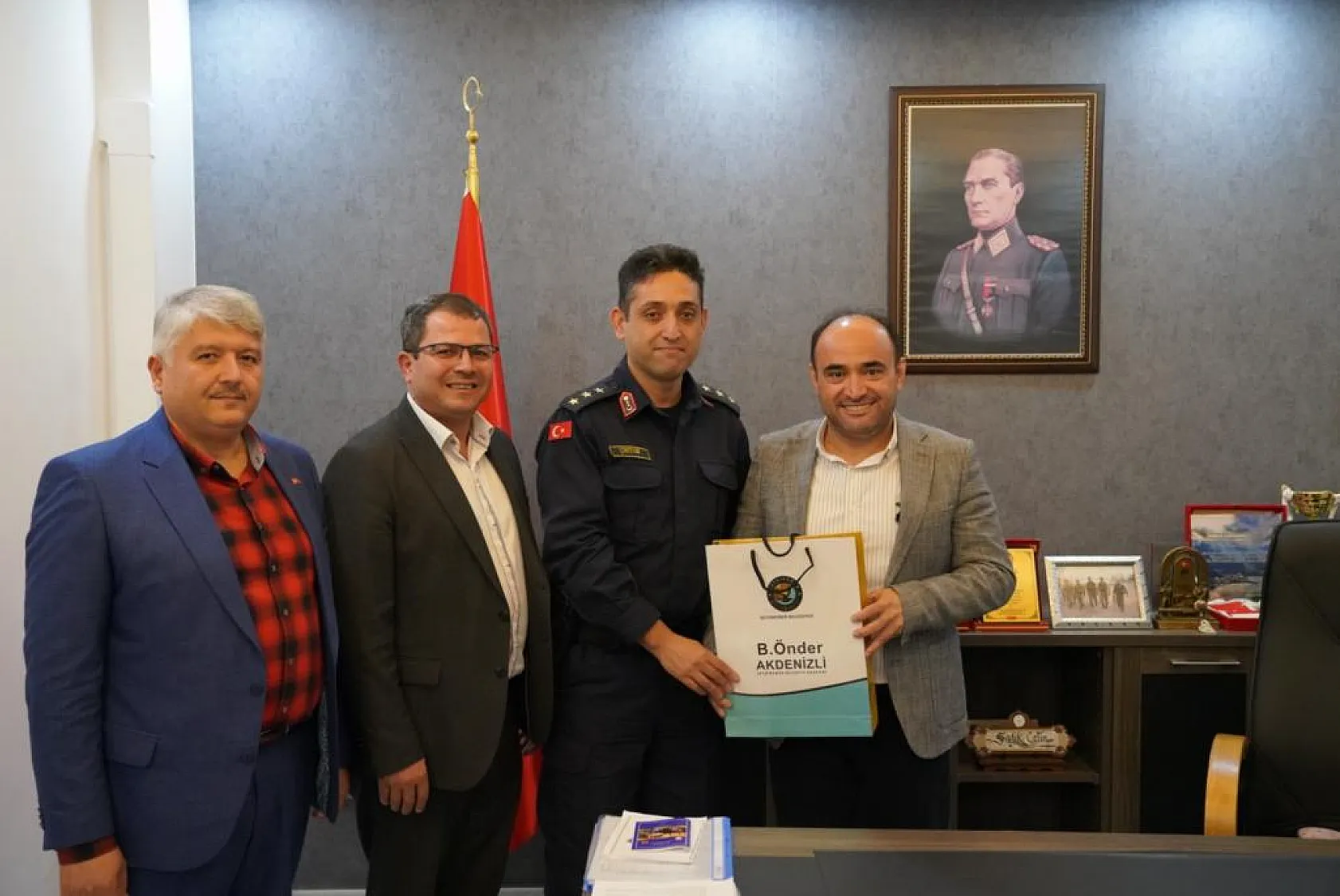Başkan Akdenizli, Yılın Son Akşamı Görev Başındaki Personeli Ziyaret Etti