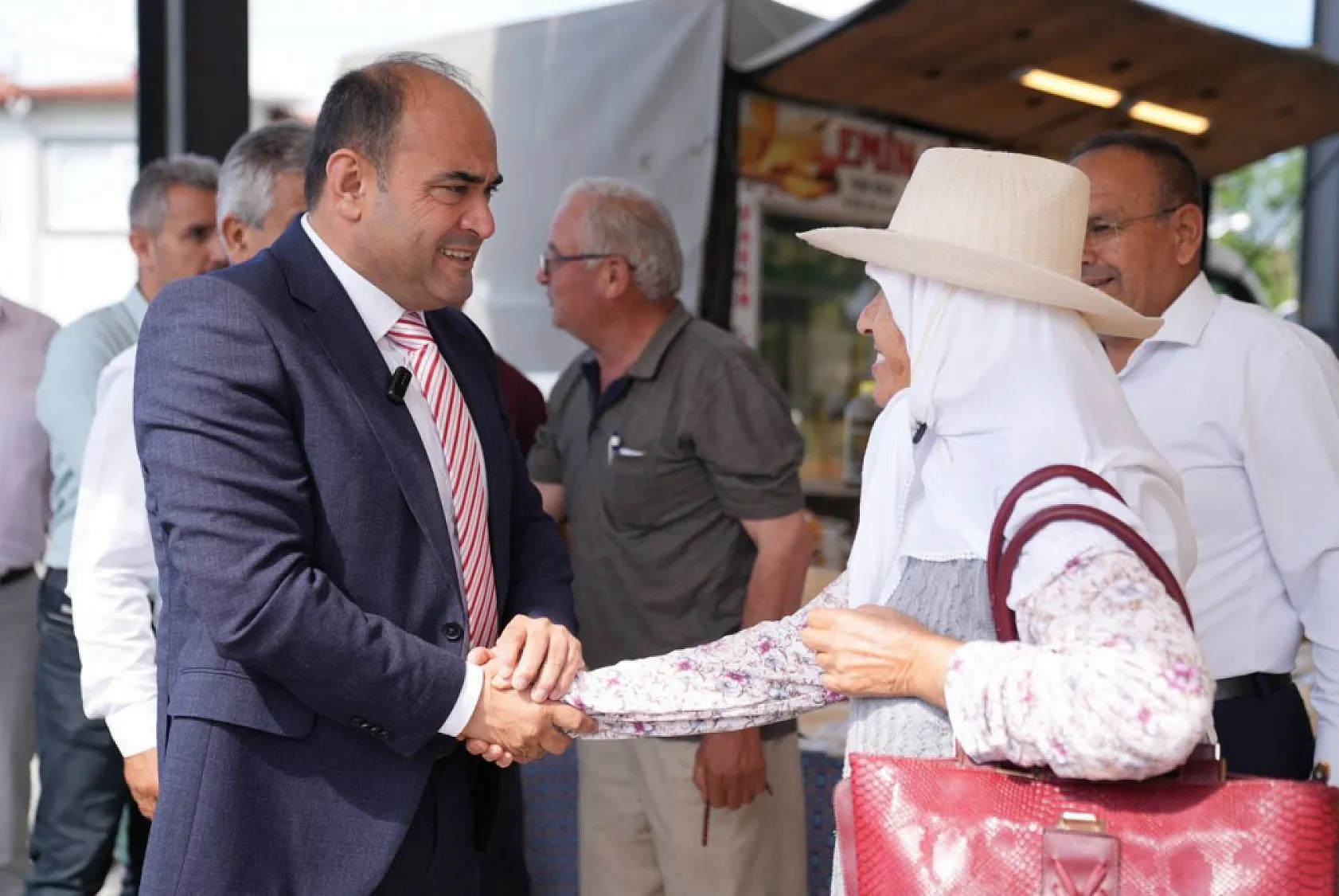 Başkan Akdenizli, Yeni Pazar Yerinde Esnafla Buluştu