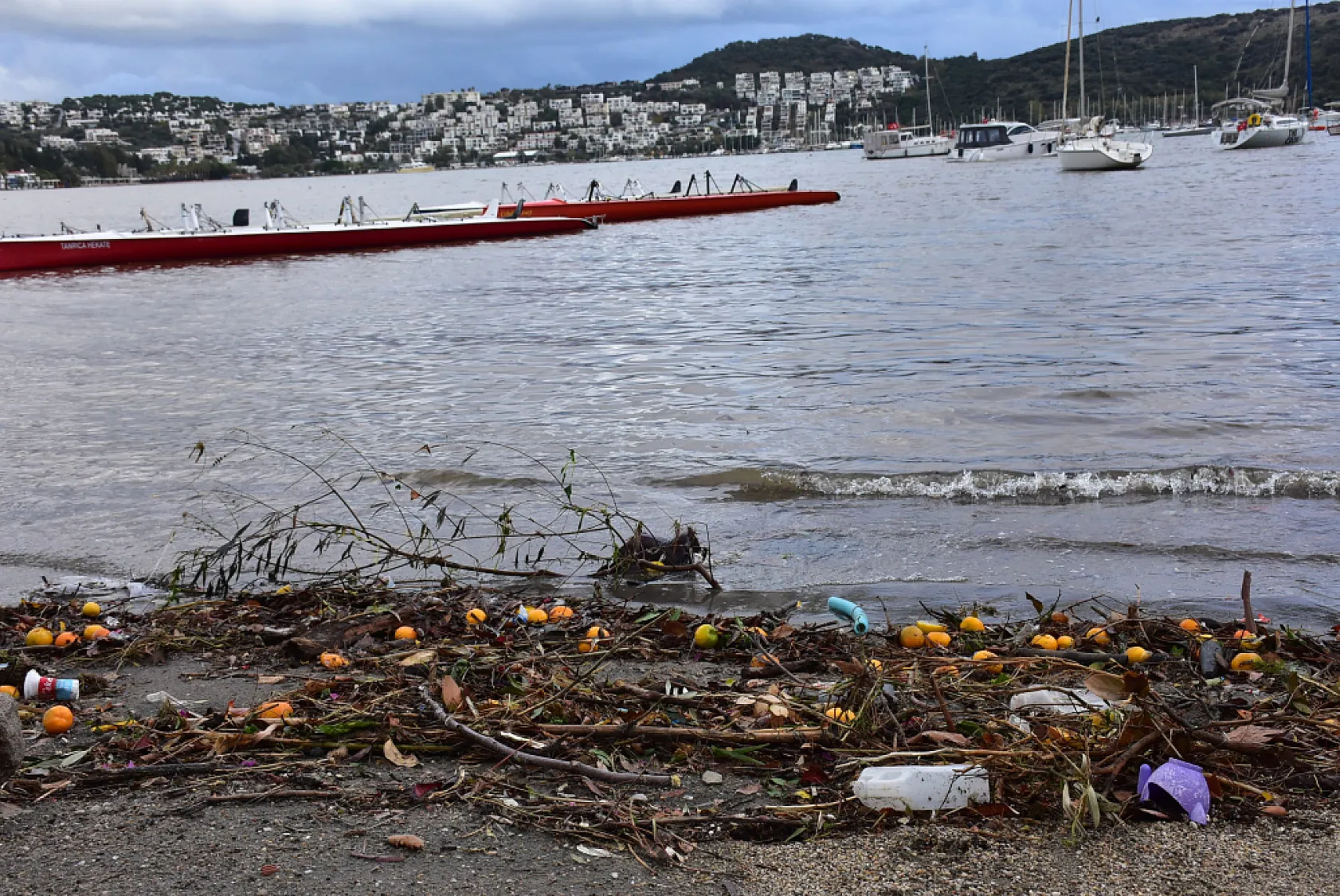 Bodrum'da yağmur suyuyla denize sürüklenen atıklar kıyıya vurdu