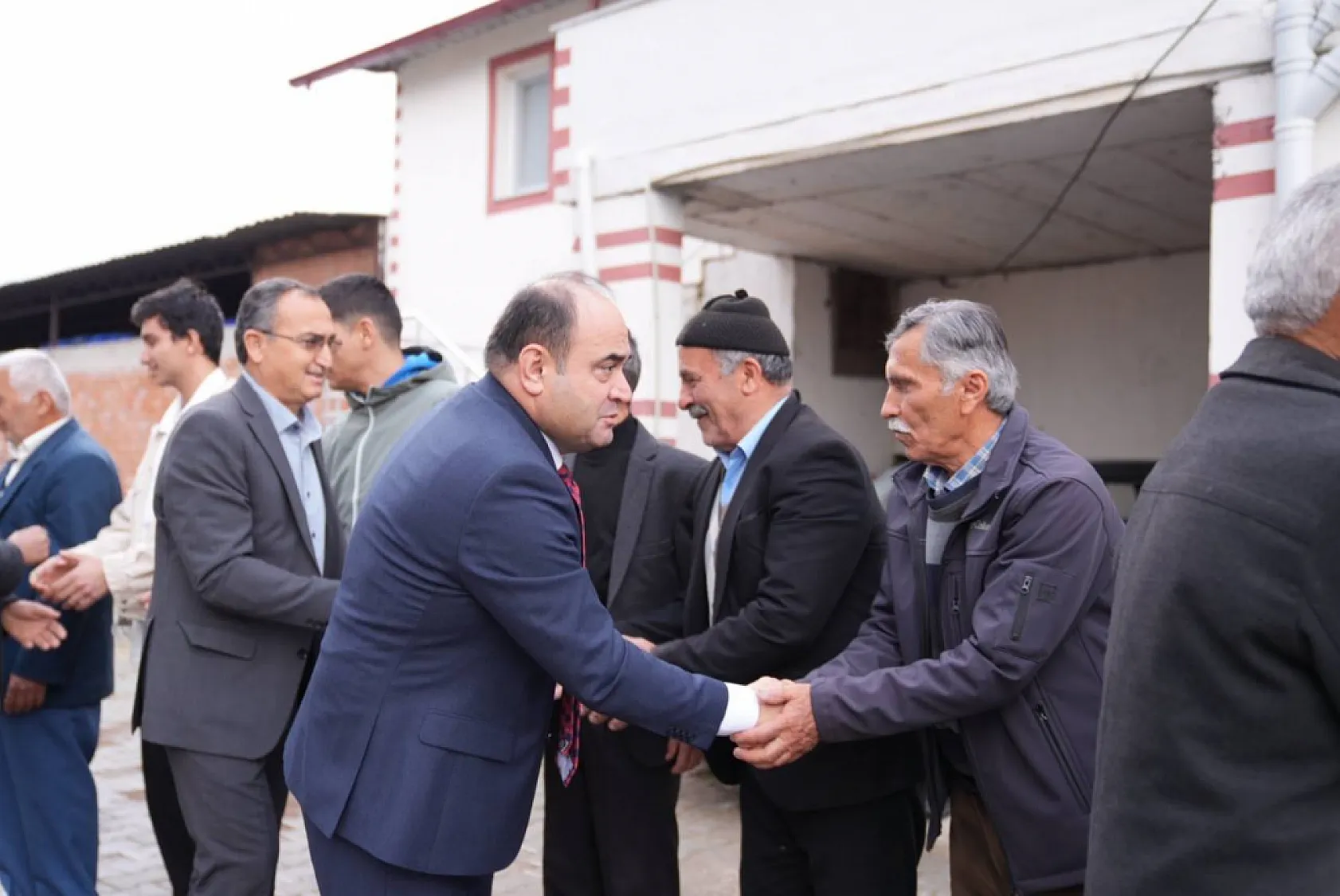 Başkan Akdenizli vatandaşlarla bayramlaştı