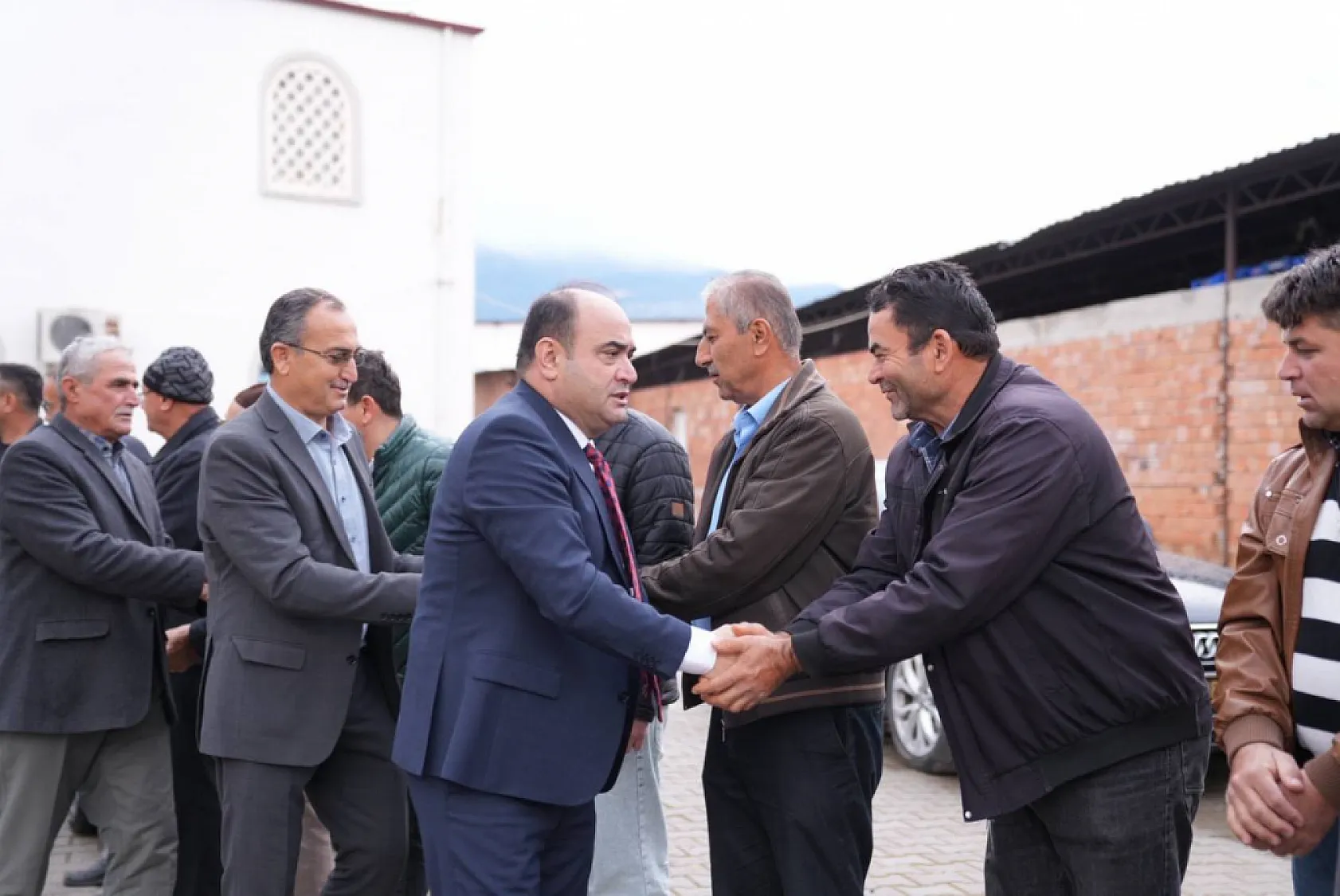 Başkan Akdenizli vatandaşlarla bayramlaştı