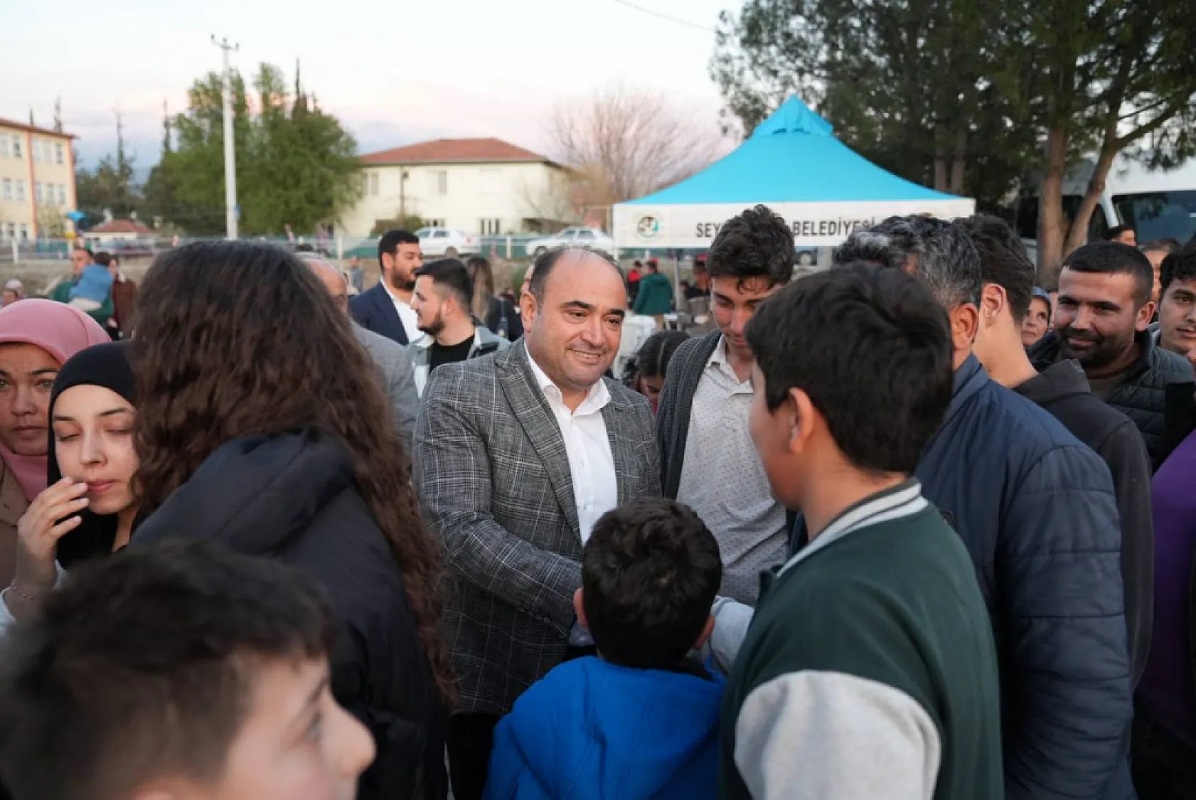 Başkan Akdenizli iftarını Kadıköy Mahallesinde vatandaşlarla yaptı