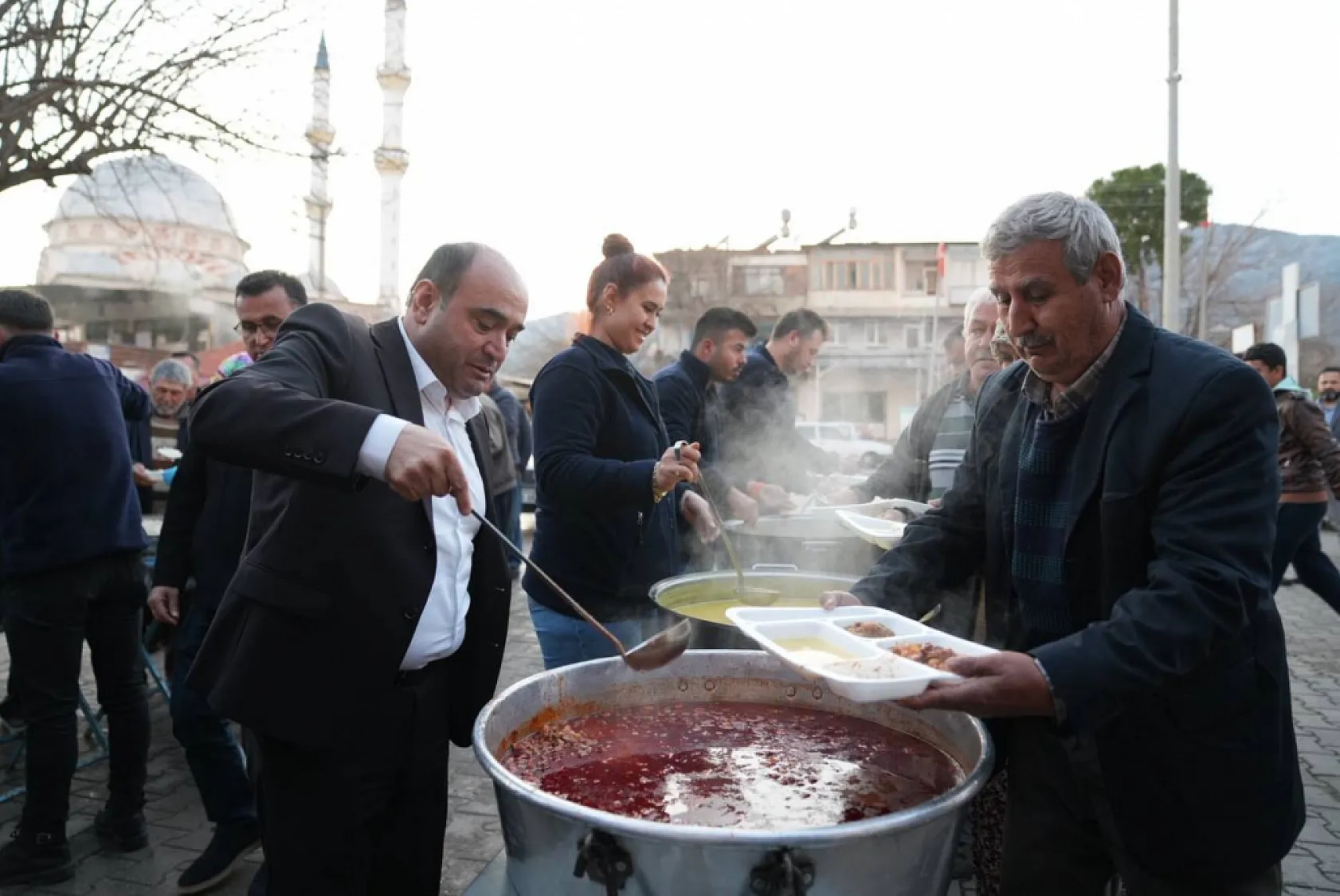 Başkan Akdenizli 2 bin kişiyle orucunu açtı