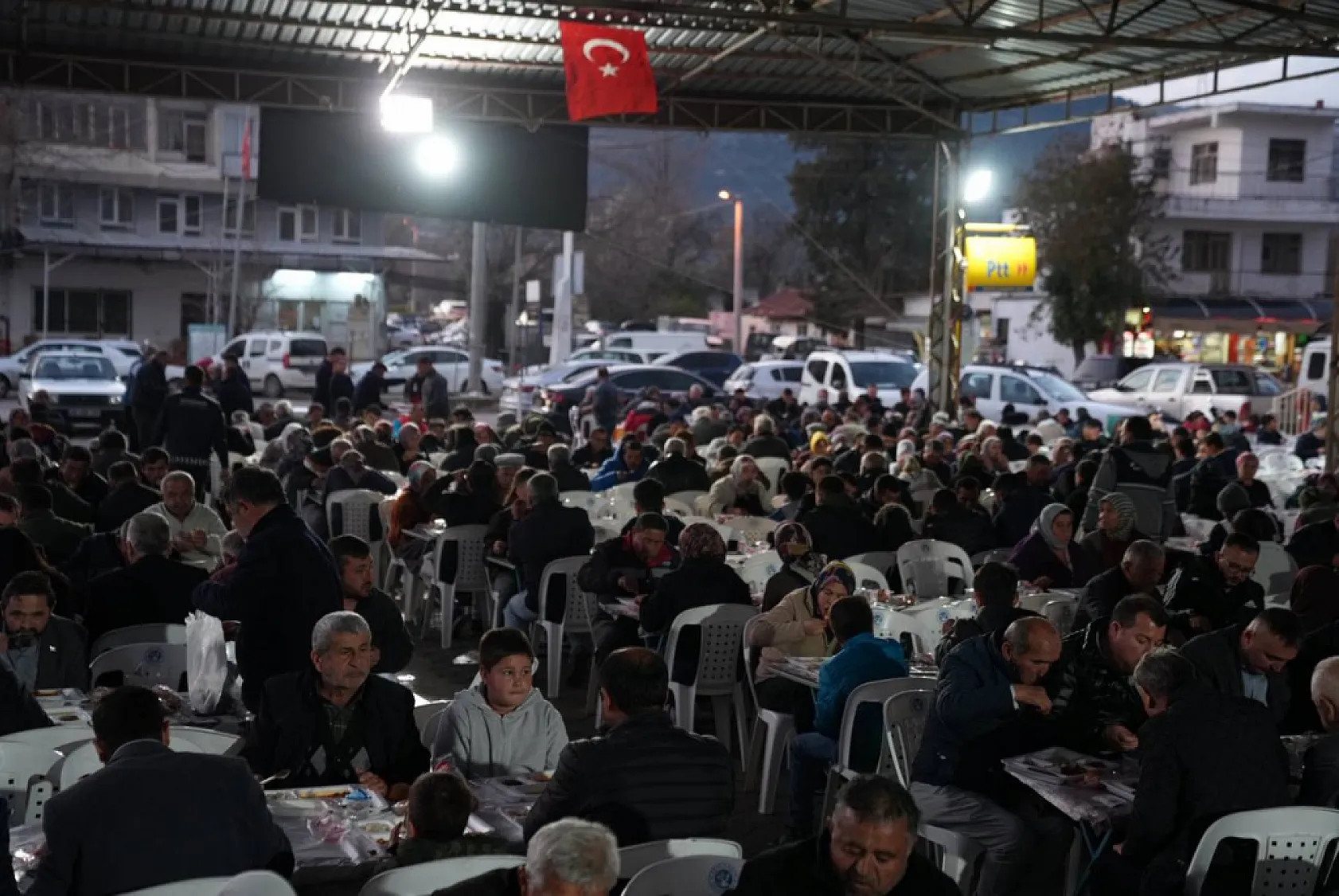 Başkan Akdenizli 2 bin kişiyle orucunu açtı