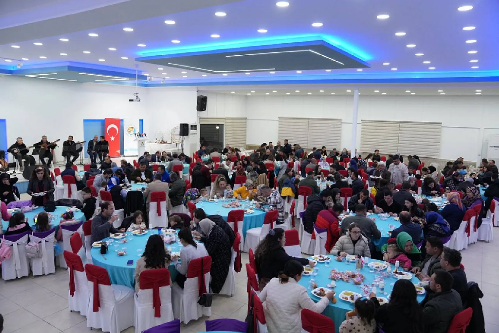 Başkan Akdenizli İftarını Belediye Personeli ile Yaptı