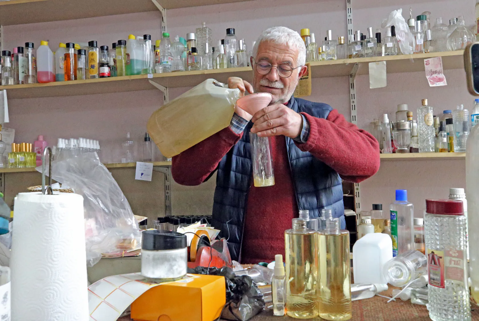 Muğla'nın 47 yıllık kolonyacısı, özel ürettiği kokularla bayram mesaisinde