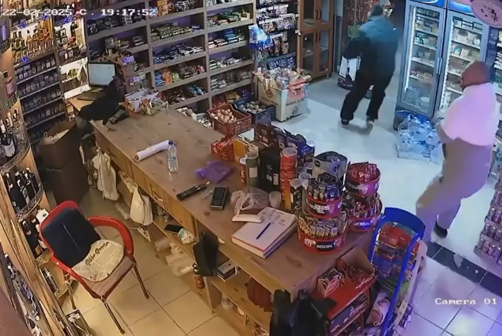 Muğla'da tavuk, marketi birbirine kattı