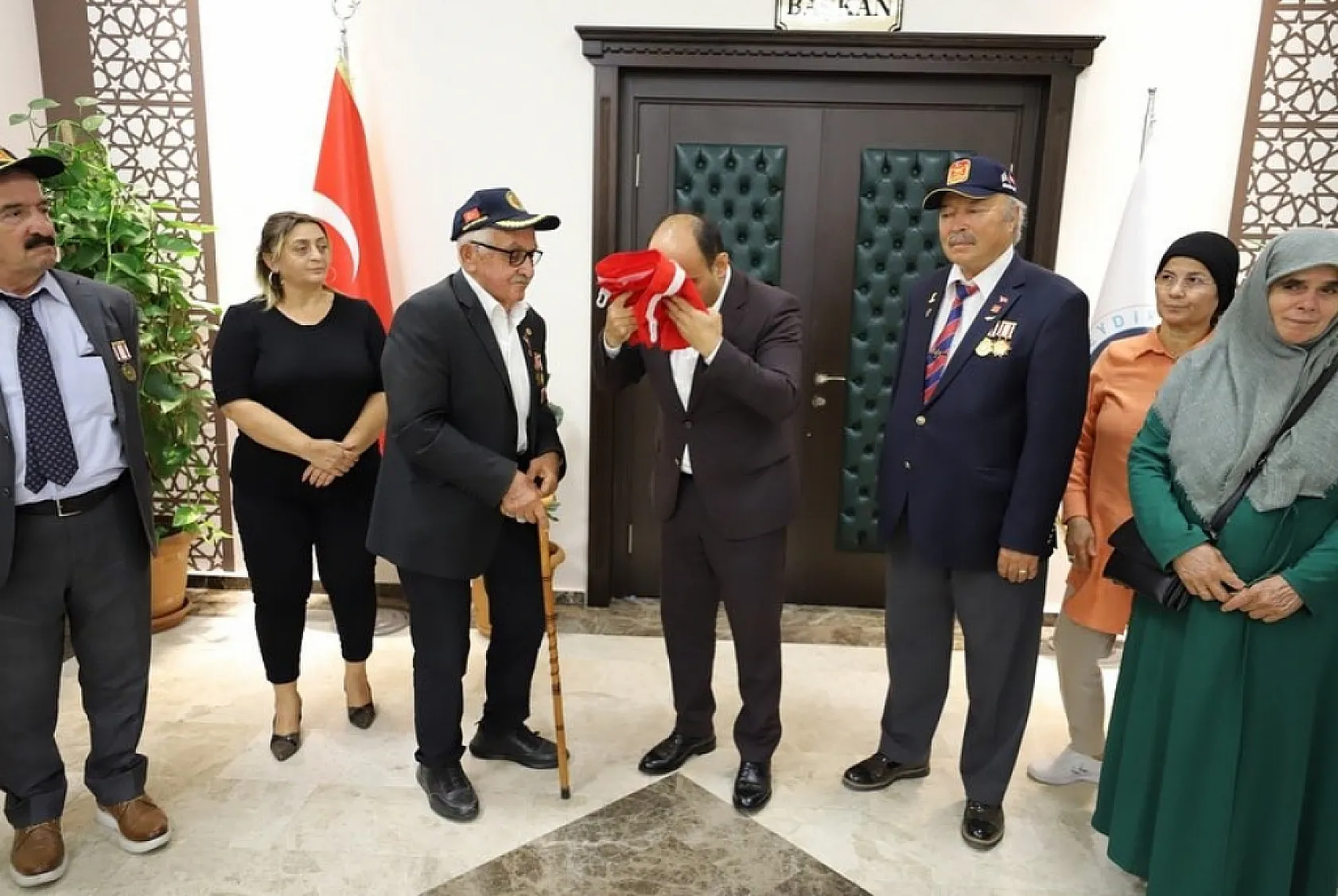 Gaziler Derneği Başkan Akdenizli'yi Ziyaret Etti