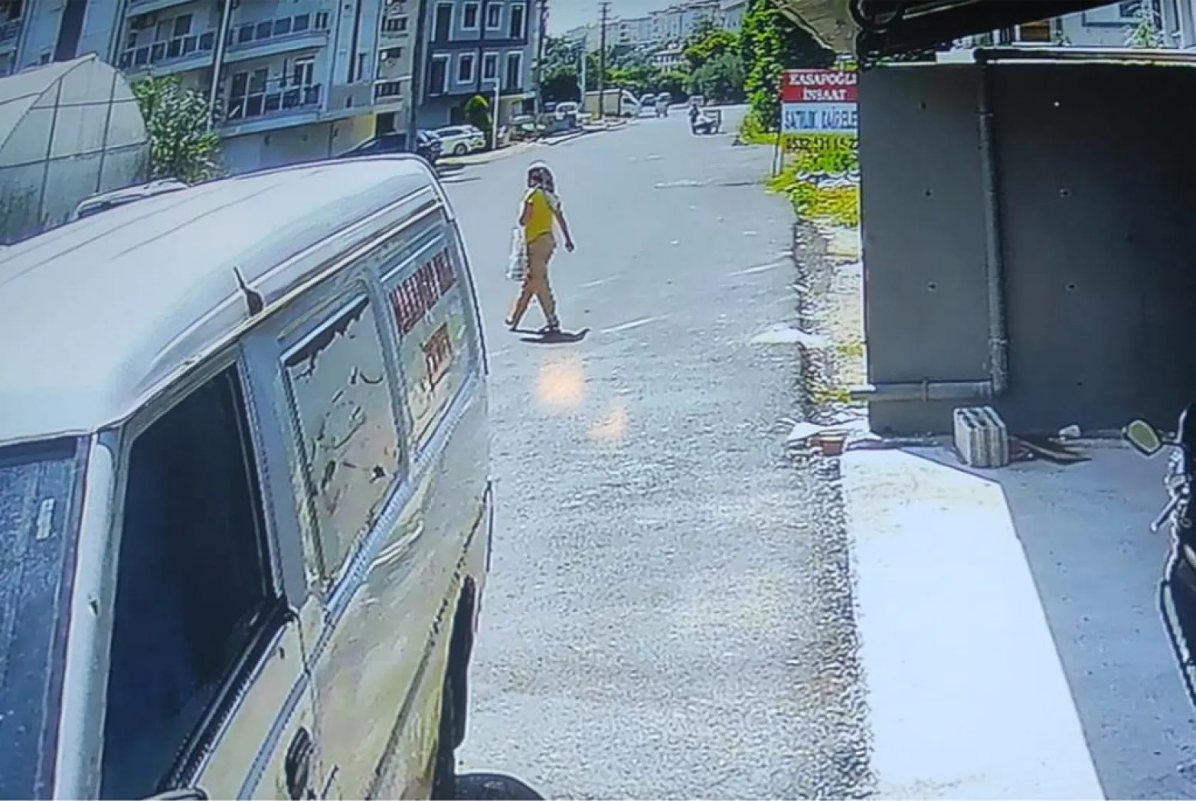 Hırsızlık için girdikleri evde ev sahibiyle karşılaştılar, çığlık çığlığa kaçtılar