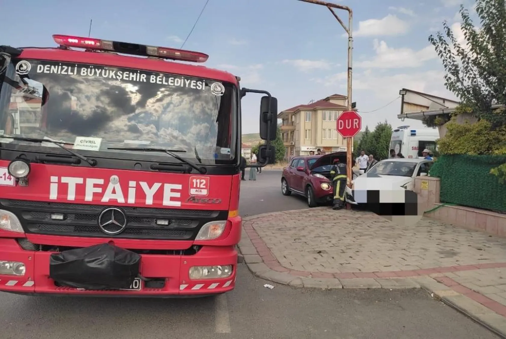 Otomobil önce seyir halindeki araca sonrasında ise direğe çarparak durabildi 3 yaralı