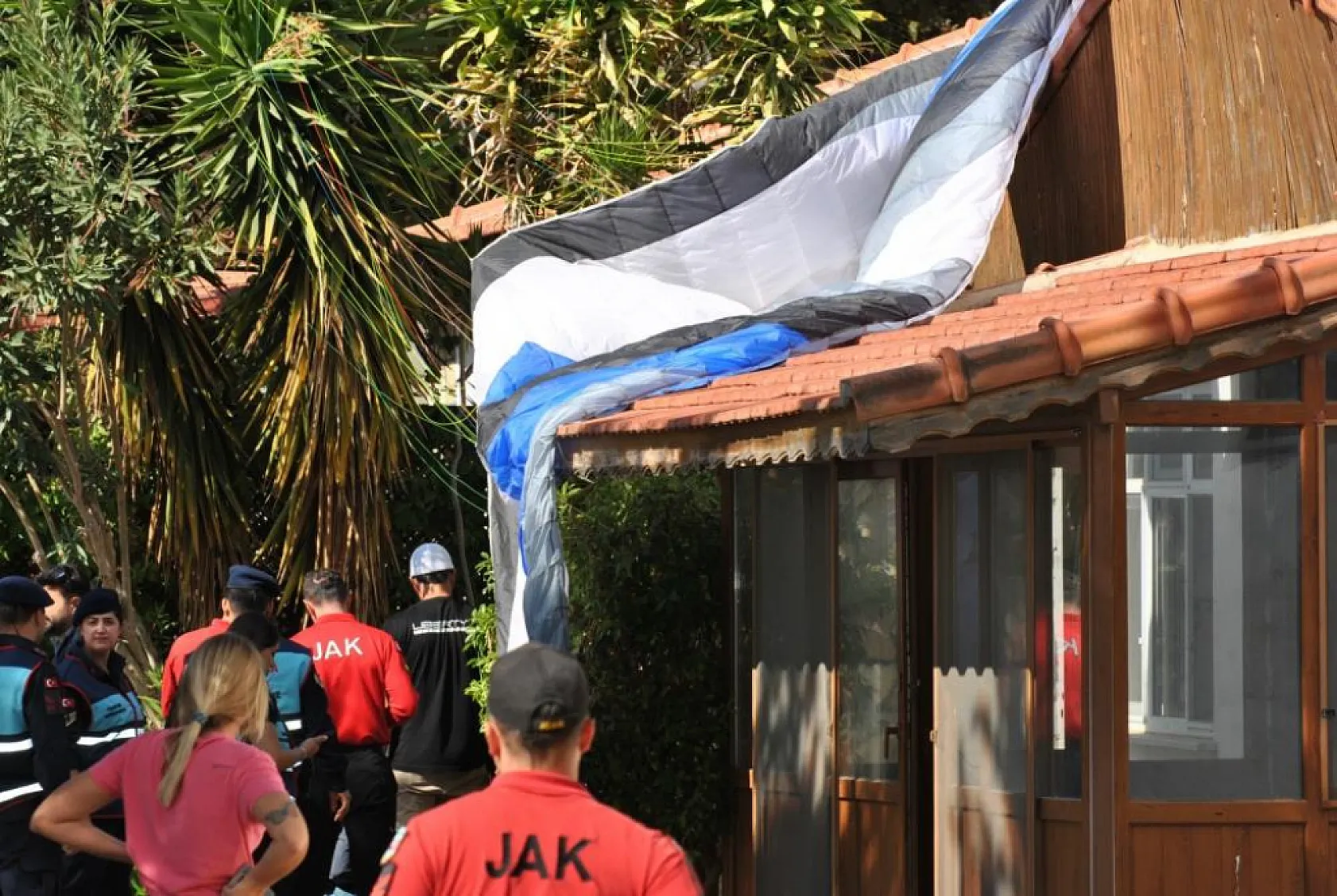 Fethiye'de İsviçreli paraşütçü, karakol binasının çatısına düştü