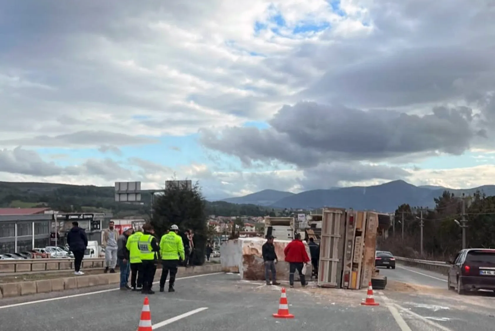 Mermer blok taşıyan Tır'ın dorsesi karayoluna devrildi