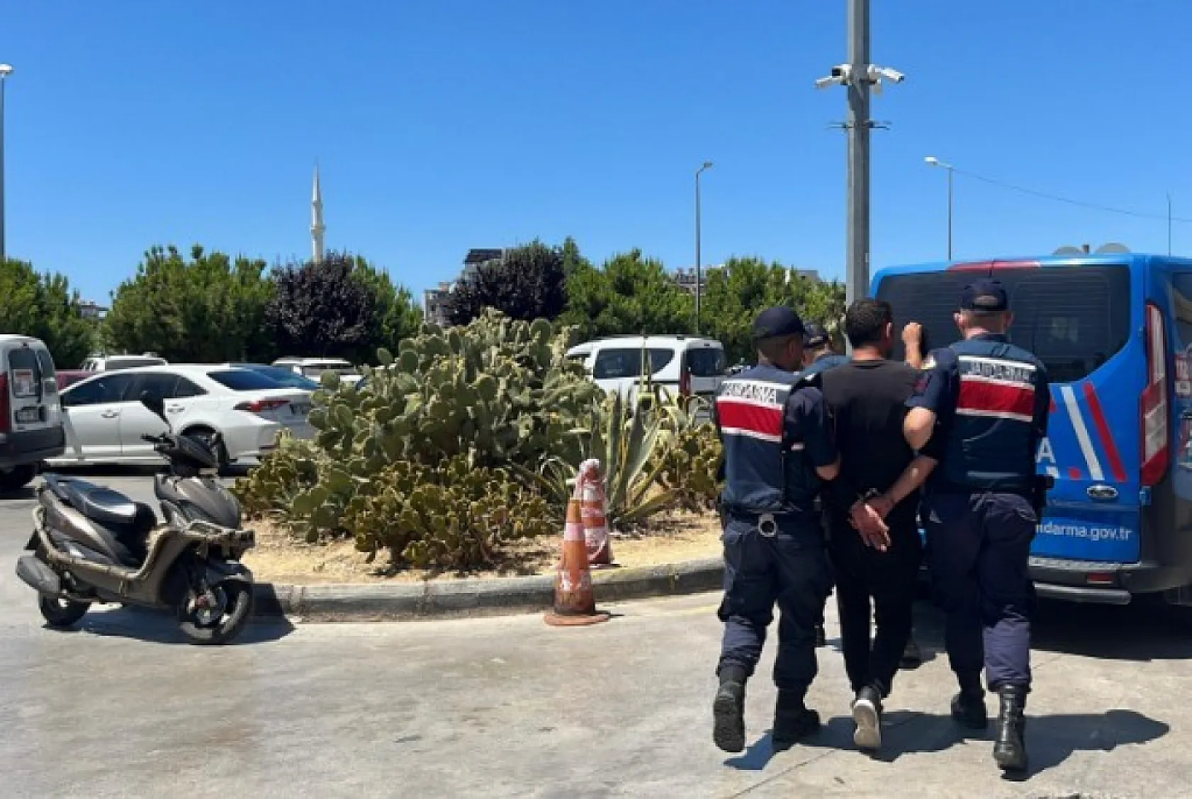 Birlikte yaşadığı eski eşini bıçakla yaraladı
