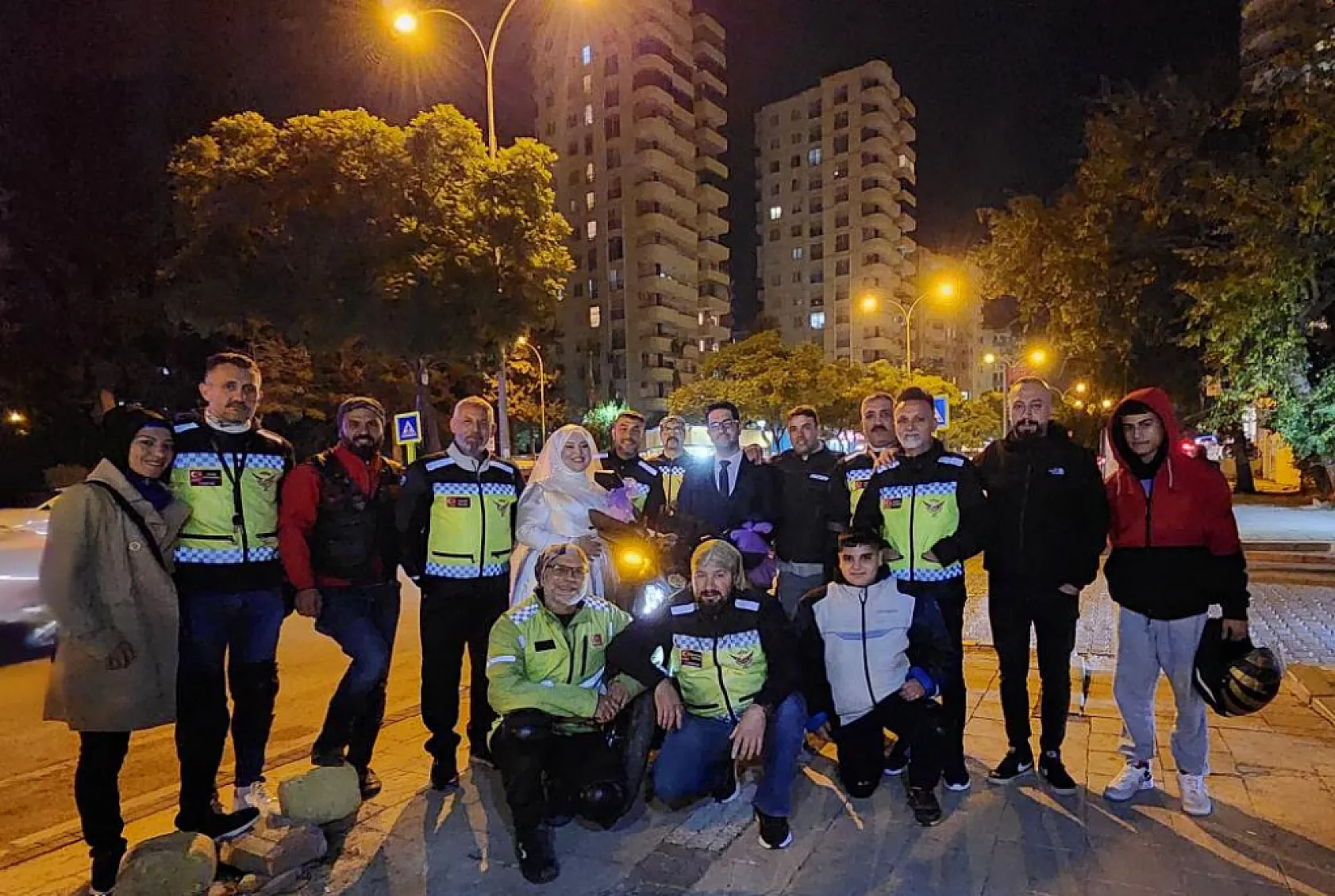 Düğün salonunu kamp alanına çevirdiler