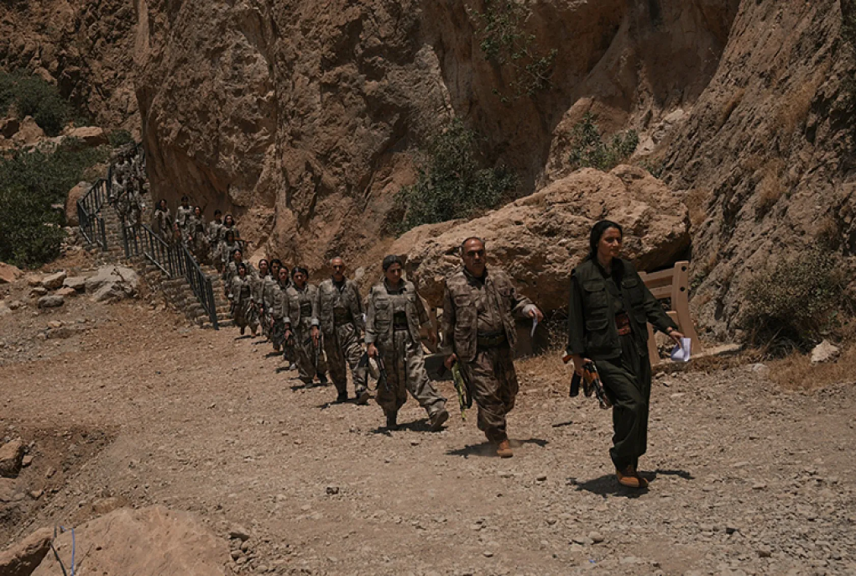 Terör örgütü PKK'dan bir grup silahlarını imha etti