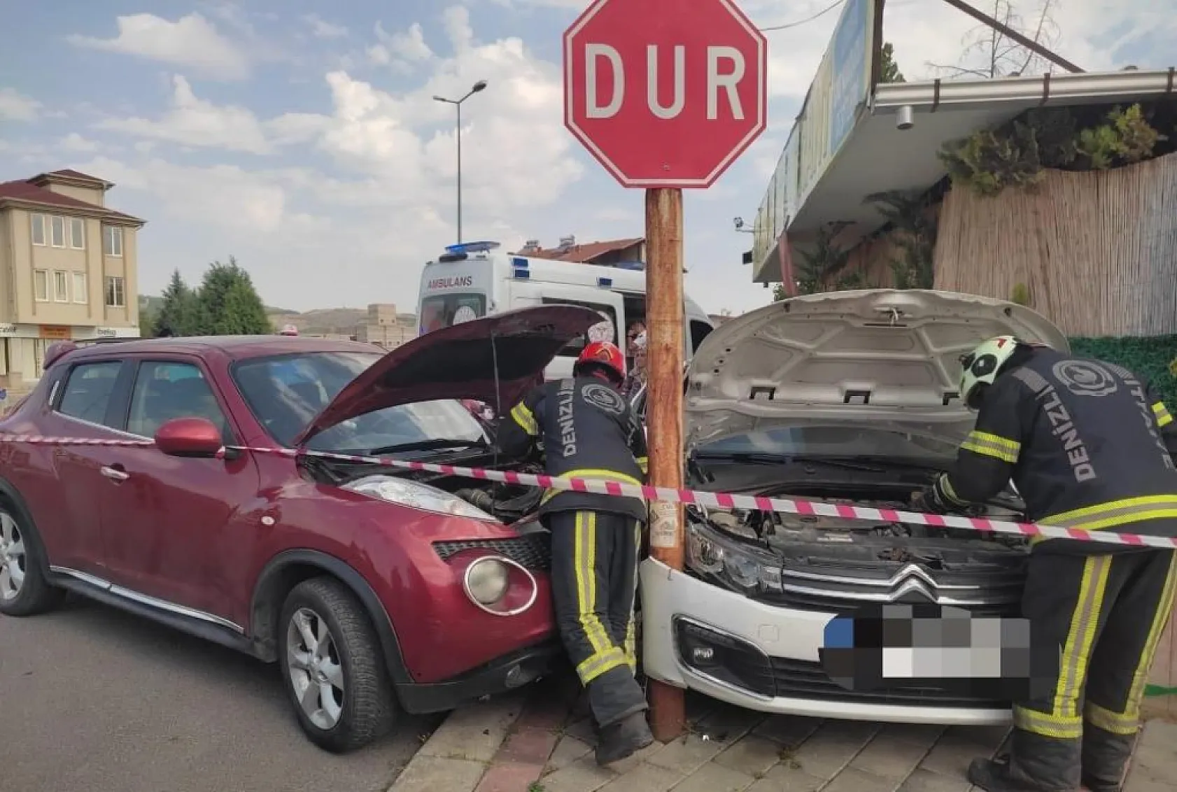 Otomobil önce seyir halindeki araca sonrasında ise direğe çarparak durabildi 3 yaralı