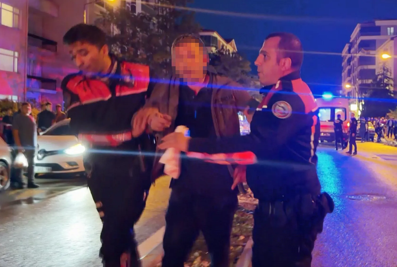 Öfkeli baba, kızını rahatsız eden gencin kulağını kesti: 1'i polis 2 yaralı