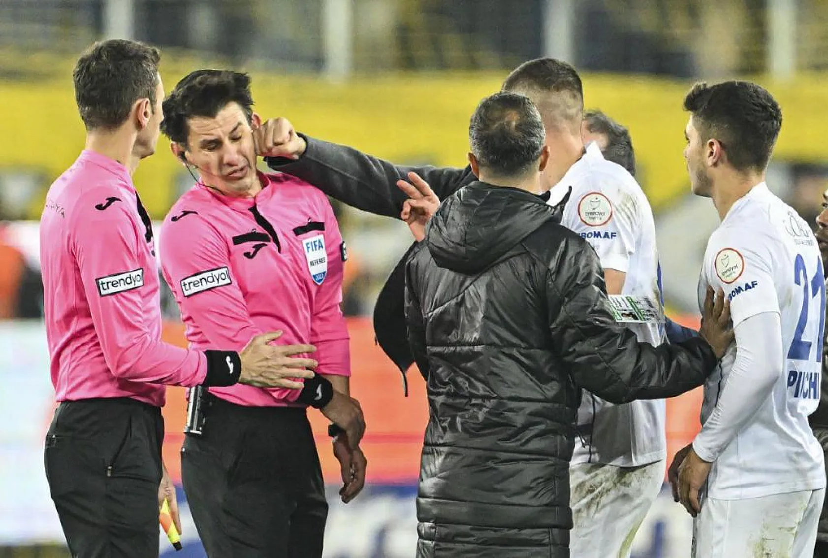 Süper Lig maçında hakeme yumruk atıldı!
