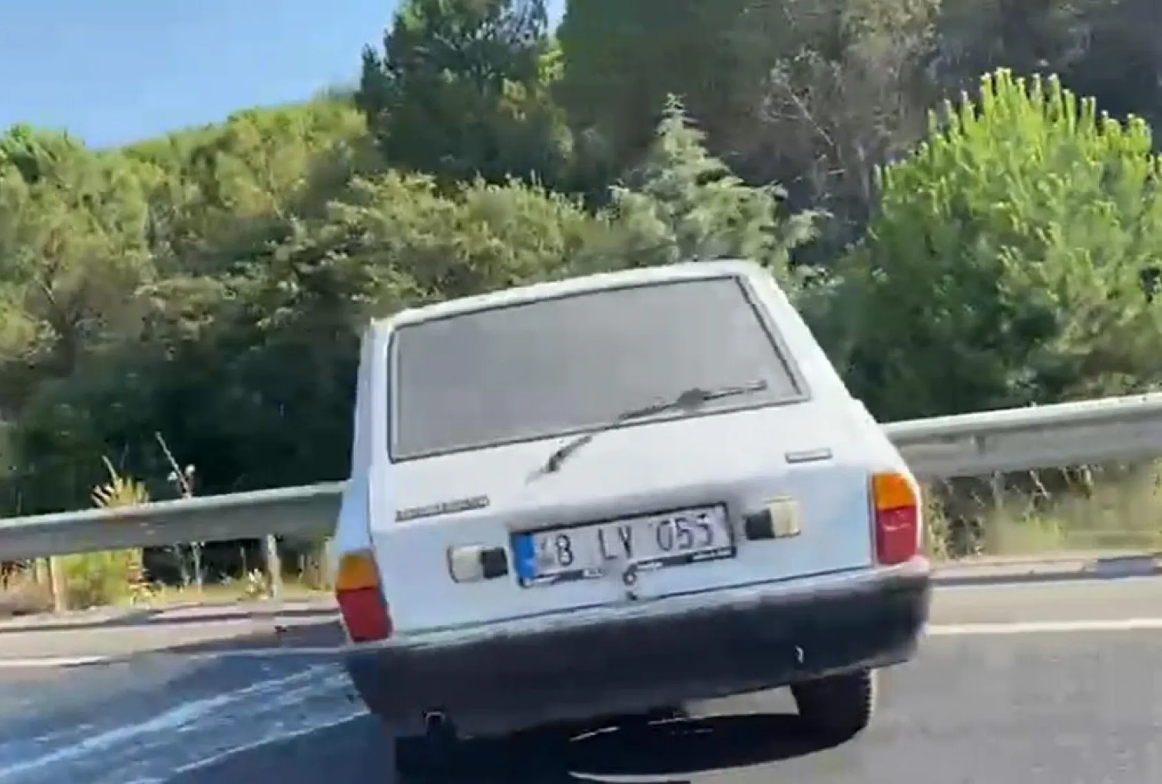 Menteşe'de seyir halindeki otomobil alev aldı