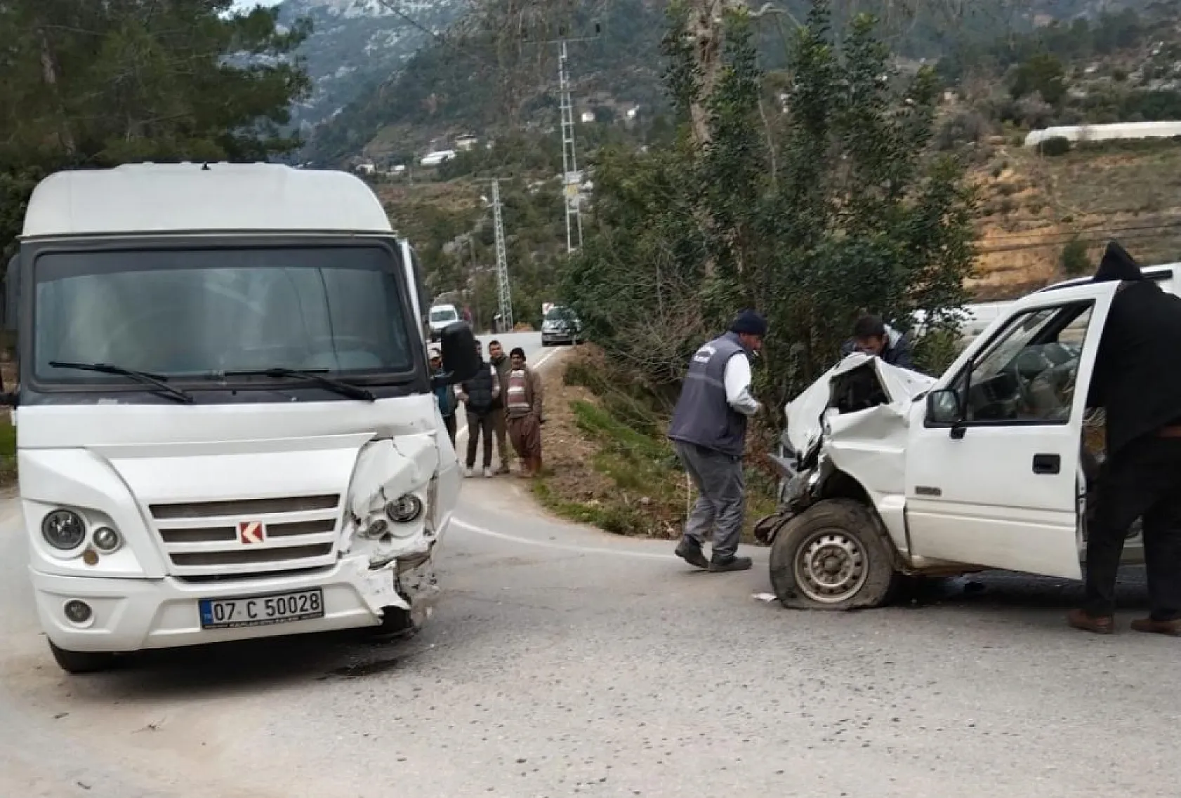 Antalya'da öğrenci servisi ile kamyonet çarpıştı: 21'i öğrenci 24 yaralı