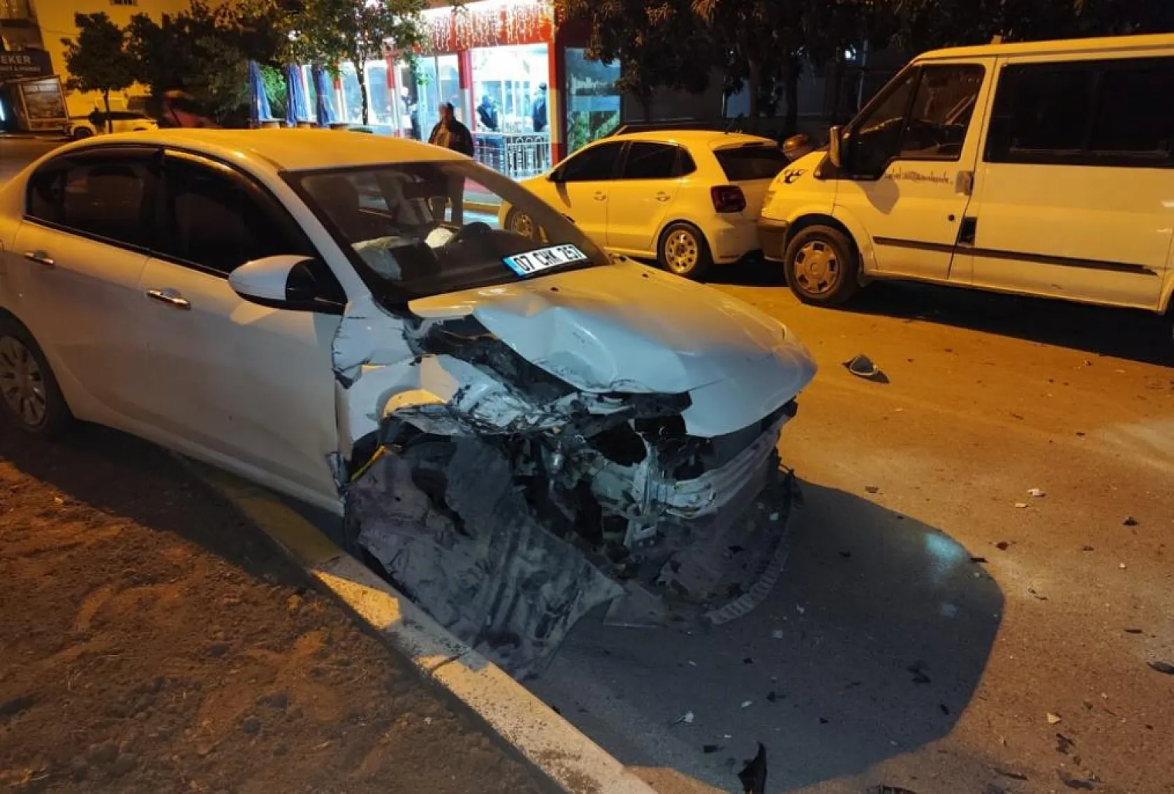 Antalya'da park halindeki araçları hurdaya çevirdi, 3.41 promil alkollü çıktı