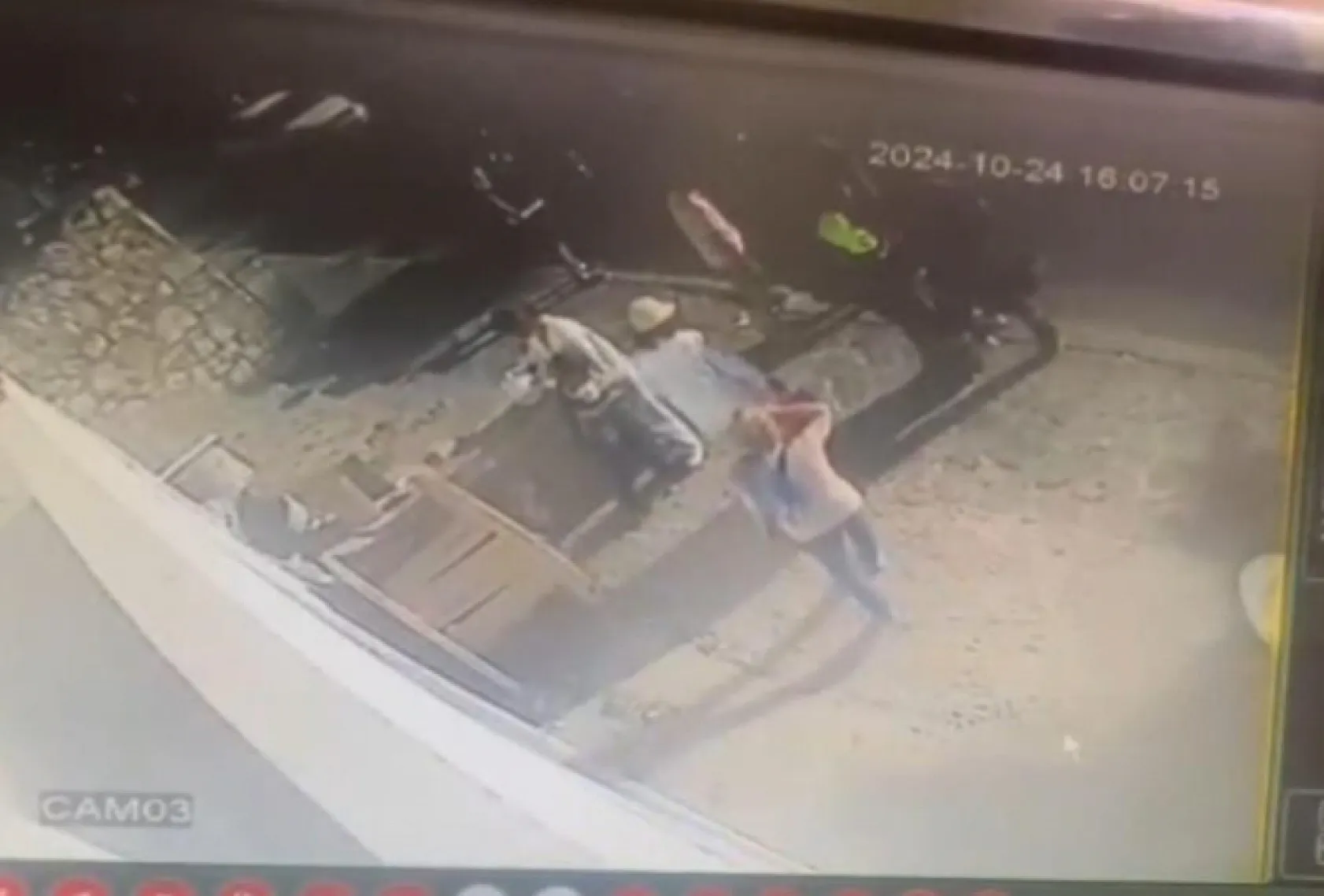 Muğla'da çılgına dönen kadın, polisin motosikletini tekmeleyip devirdi