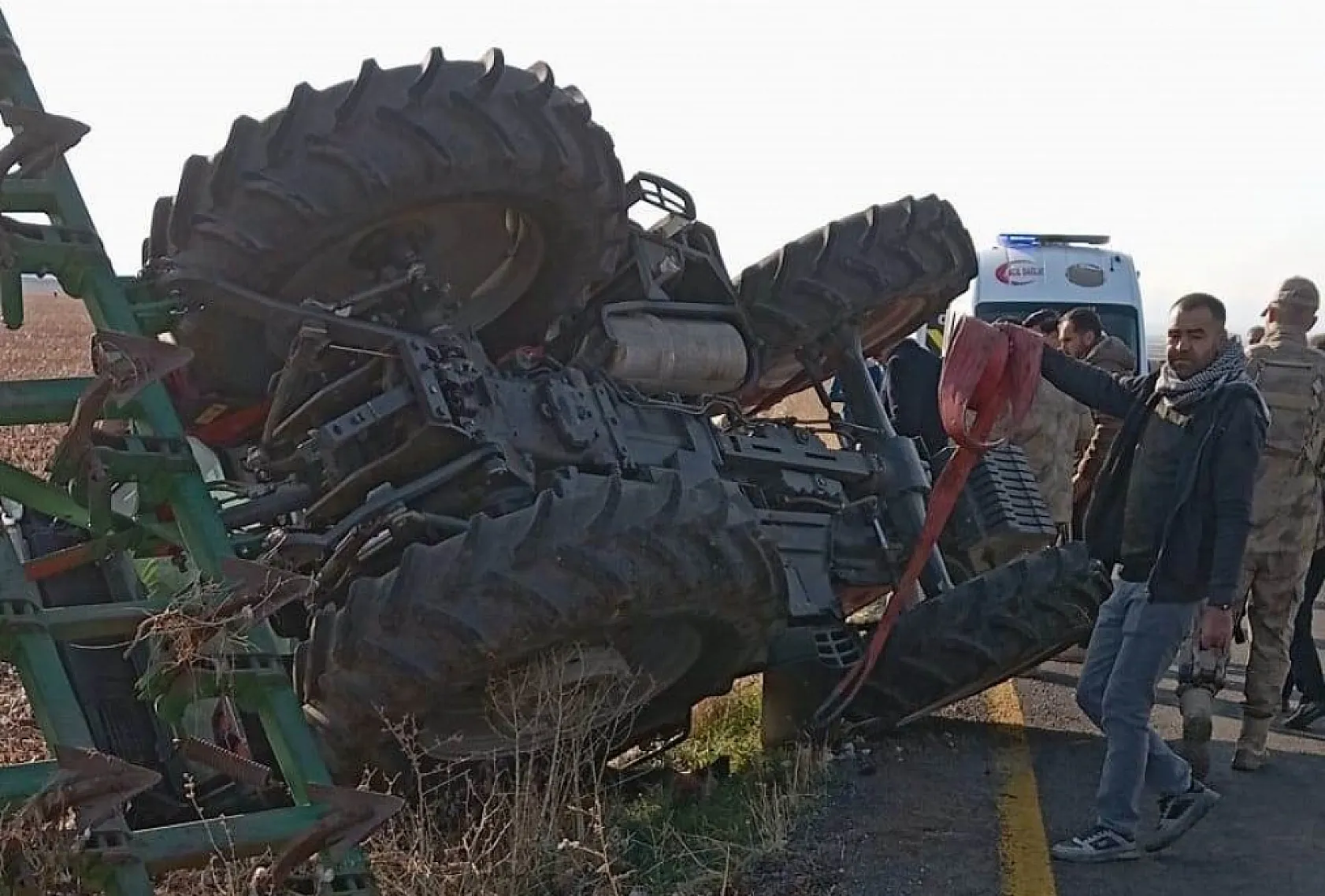 Devrilen traktör altında kalan sürücü hayatını kaybetti