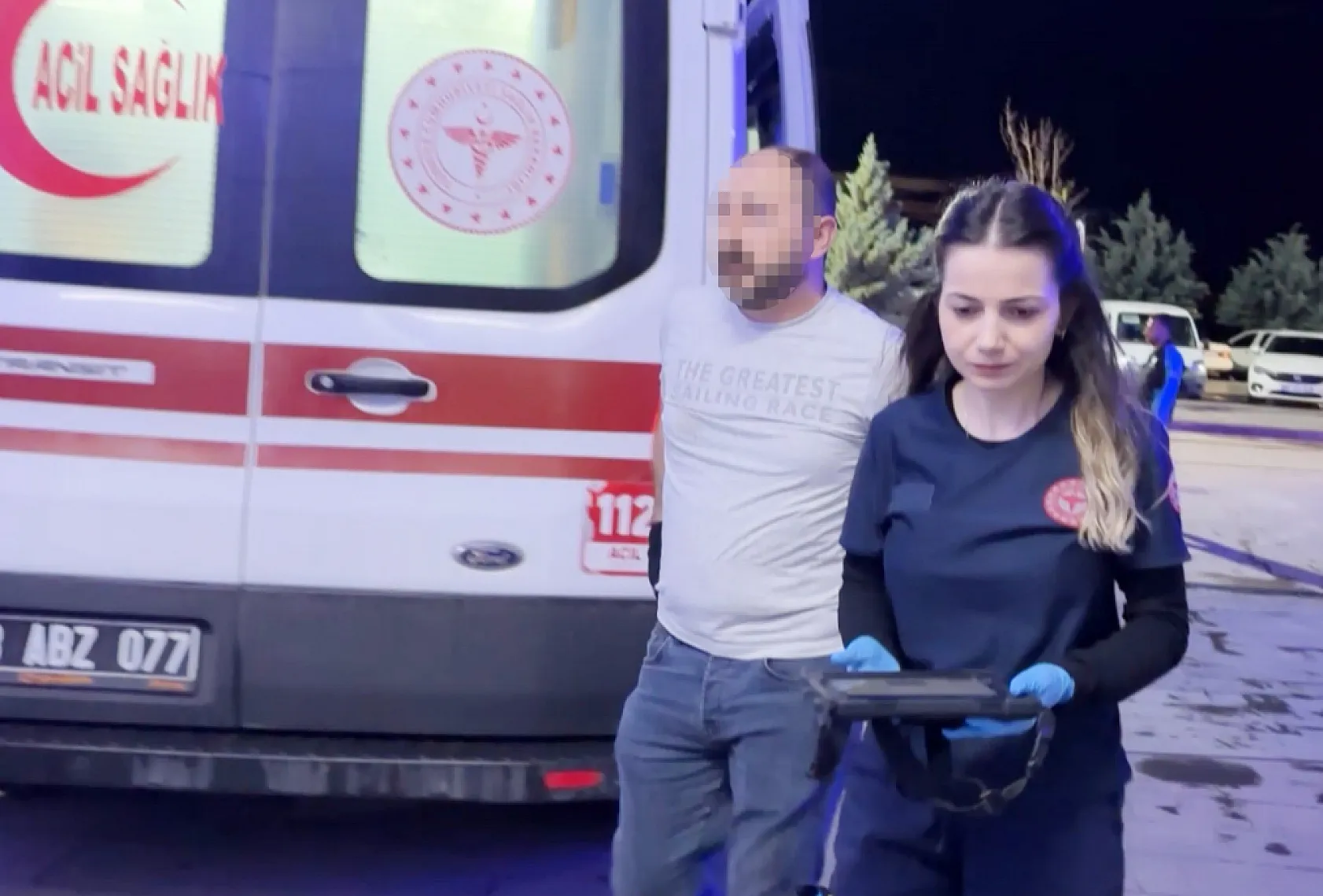 Öfkeli baba, kızını rahatsız eden gencin kulağını kesti: 1'i polis 2 yaralı