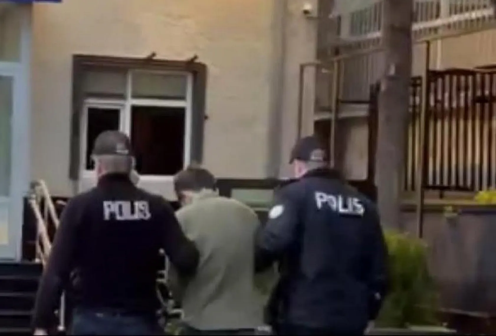 Kız meselesi kavgası kanlı bitti, Arkadaşının başına bıçak sapladı