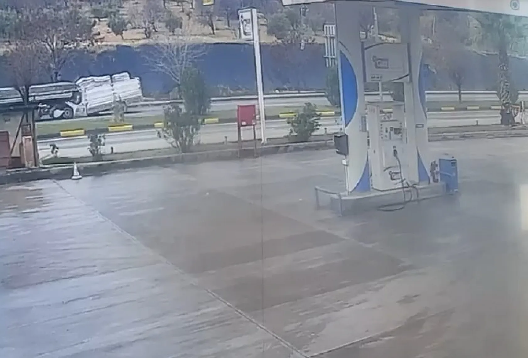 Feci kaza: Tıra arkadan çarpan kamyonetin sürücüsü hayatını kaybetti