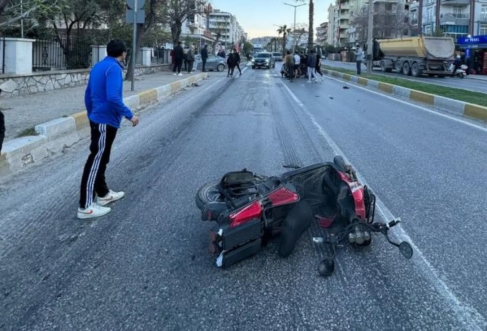 Elektrikli motosiklete otomobil çarptı, 1 yaralı