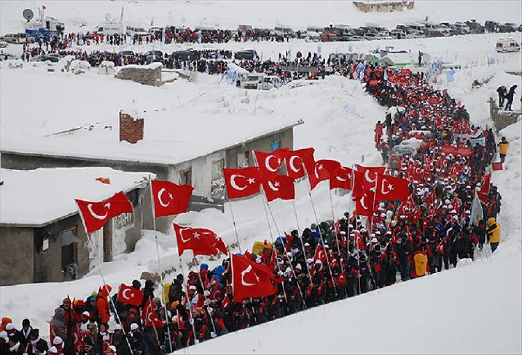 Türkiye, 'Bu toprakta izin var' temasıyla Sarıkamış'ta şehitler için yürüdü