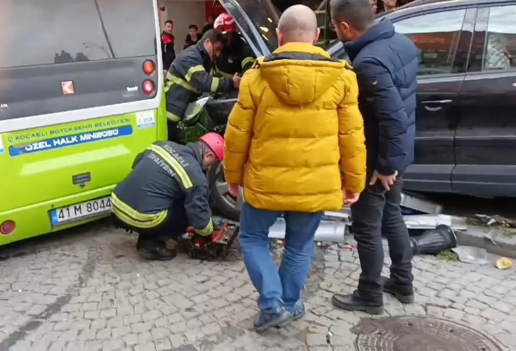 Aracın çarptığı aydınlatma direği yayaların üzerine düştü: 6 yaralı