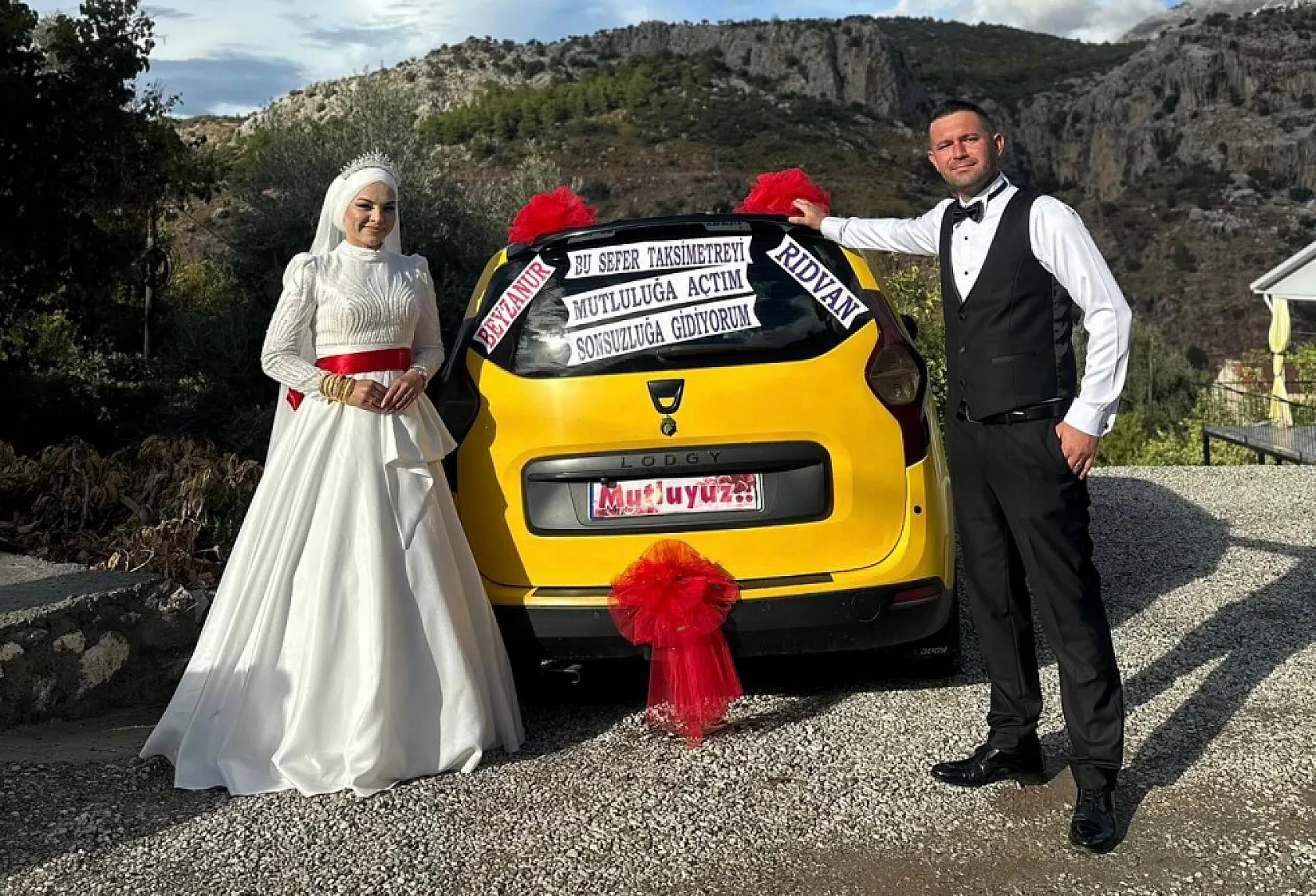 Fethiye'de Sarı Taksi Gelin Arabasına Dönüştü, Rıdvan ve Beyza'nın Mutlu Günü