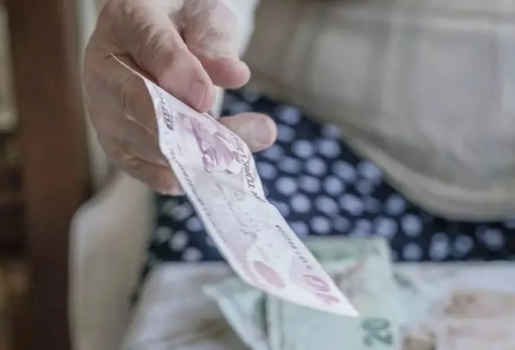 Emekliye kök maaş düzenlemesi yolda: İşte çok merak edilen formül ve en düşük emekli maaşı…