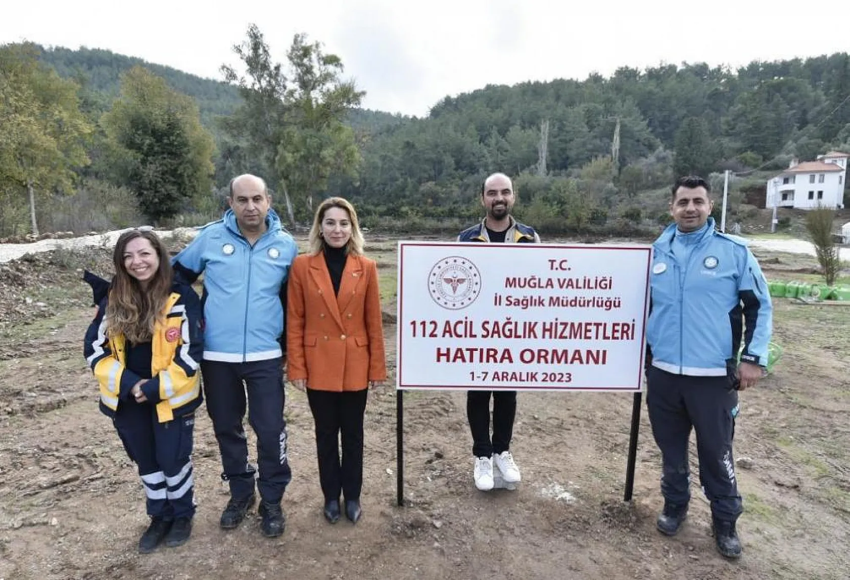 Sağlık ekipleri fidanları toprakla buluşturdu
