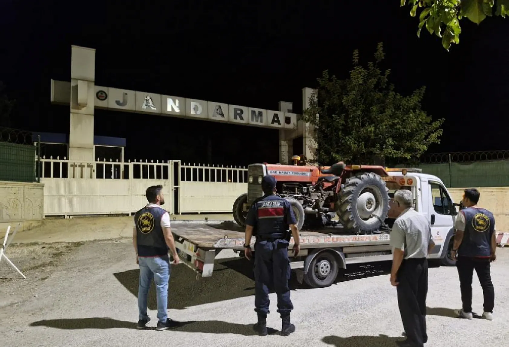 Komşunun traktörünü çalıp 60 bine sattılar
