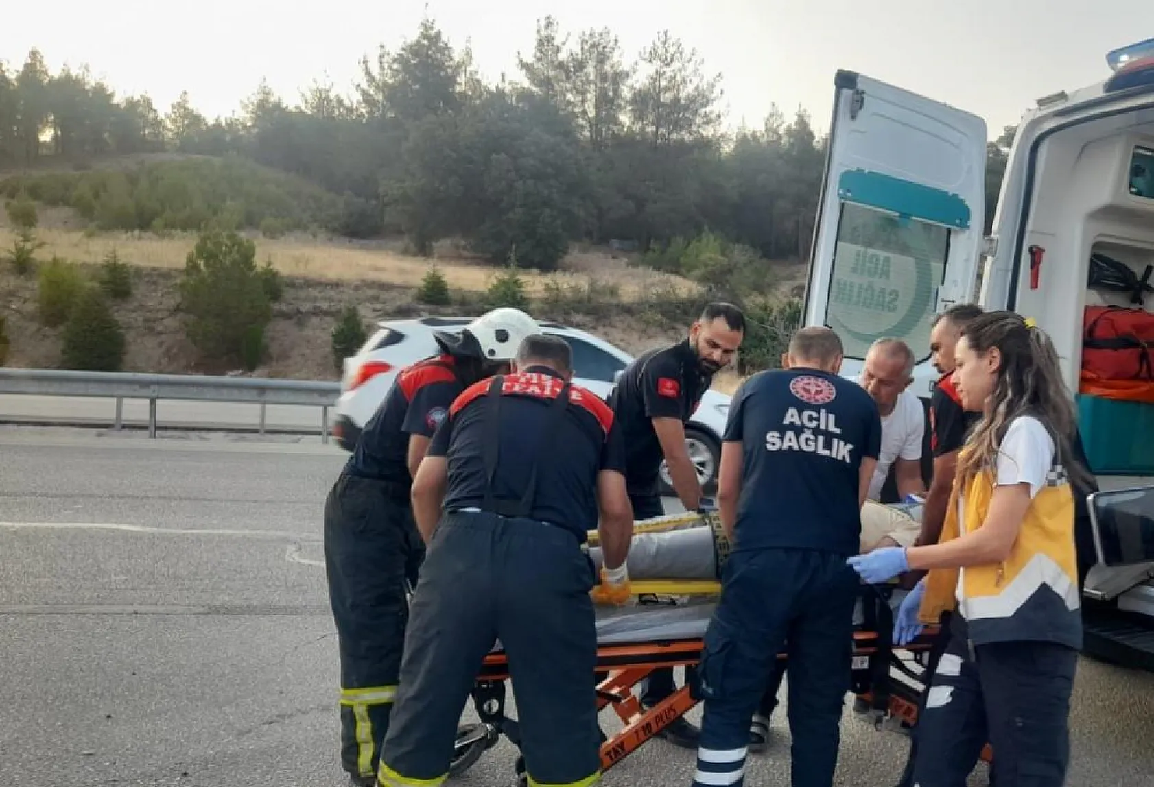 Burdur-Isparta Yolunda Midibüs ile Otomobil Çarpıştı: 6 Yaralı
