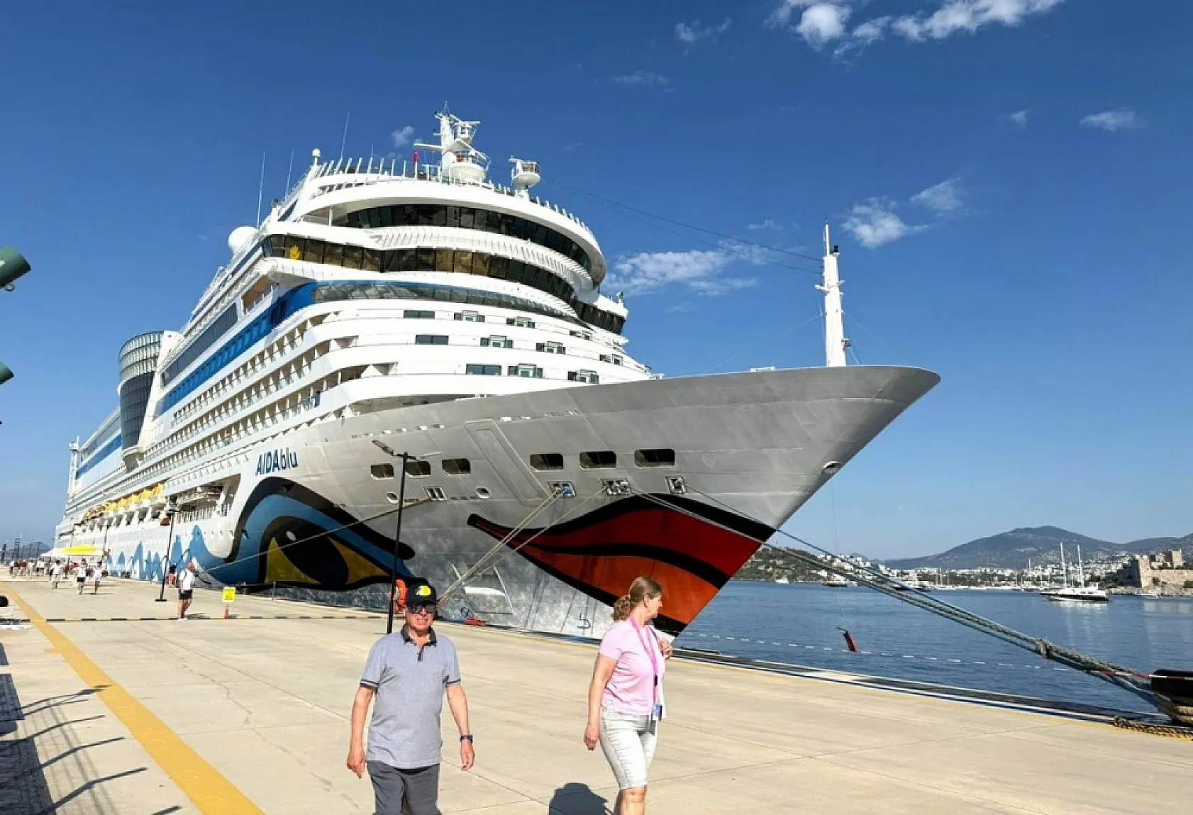 Bodrum'a 'AIDAblu' kruvaziyeriyle 2 bin 377 yolcu geldi