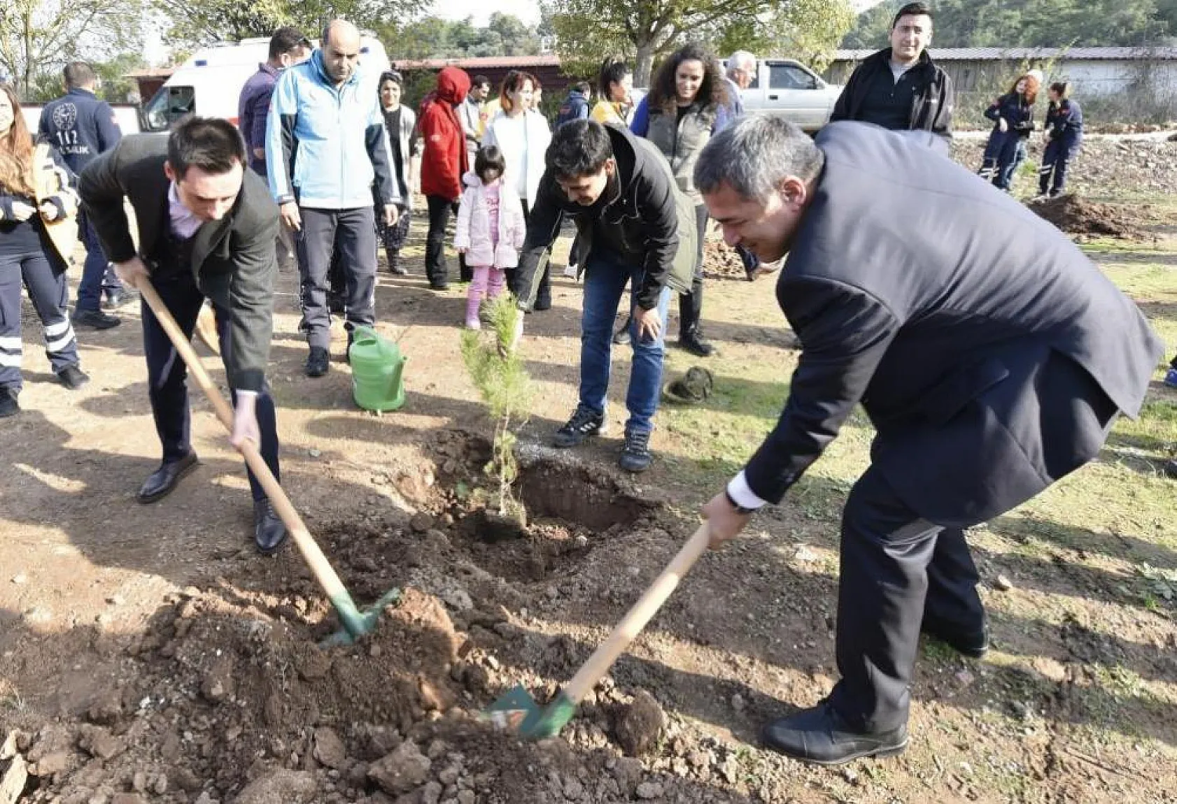 Sağlık ekipleri fidanları toprakla buluşturdu