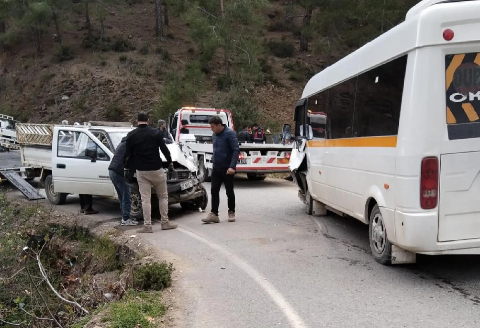 Antalya'da öğrenci servisi ile kamyonet çarpıştı: 21'i öğrenci 24 yaralı