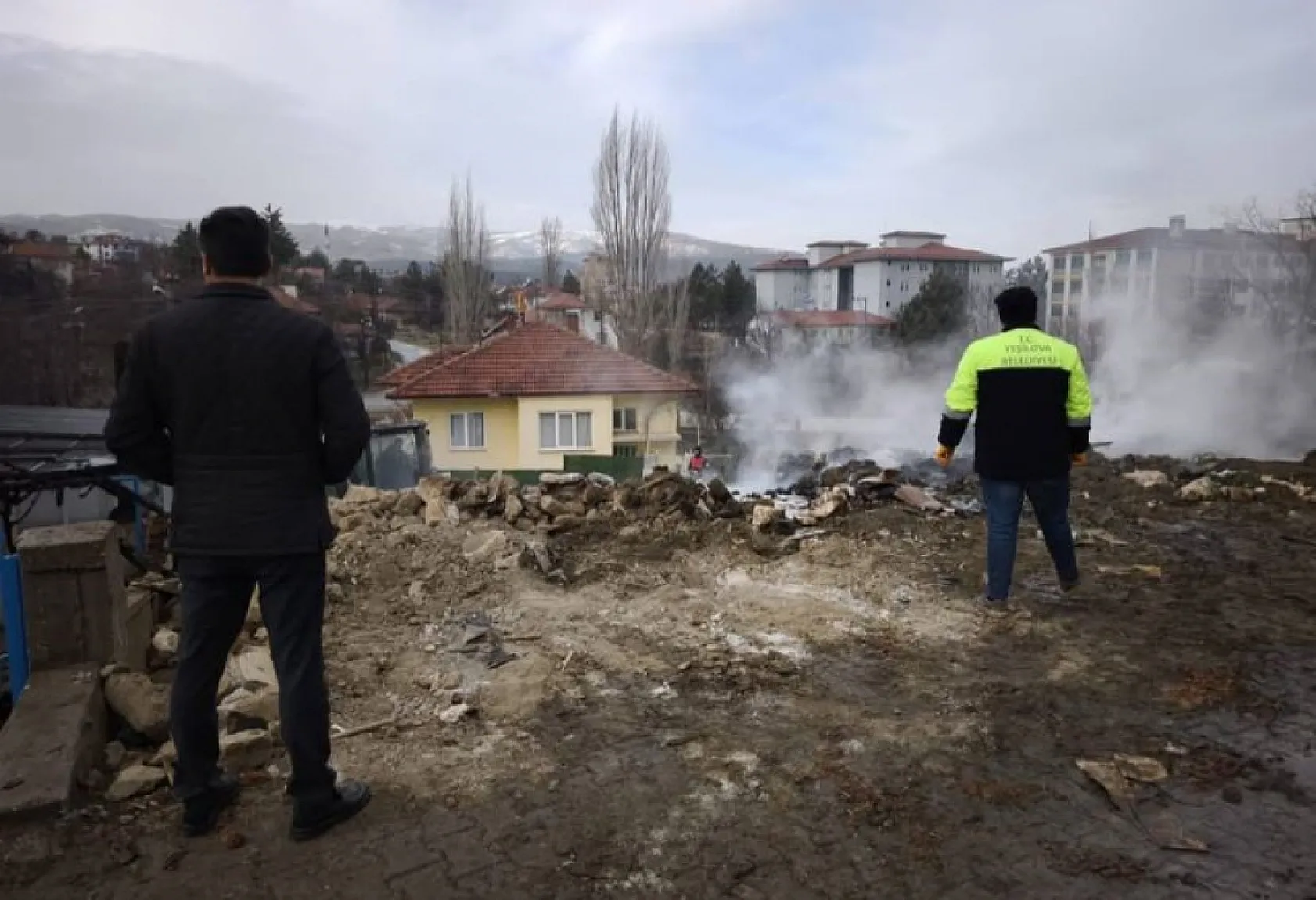 Ev alevlere teslim oldu: Yaralanan ev sahibini itfaiye erleri kurtardı